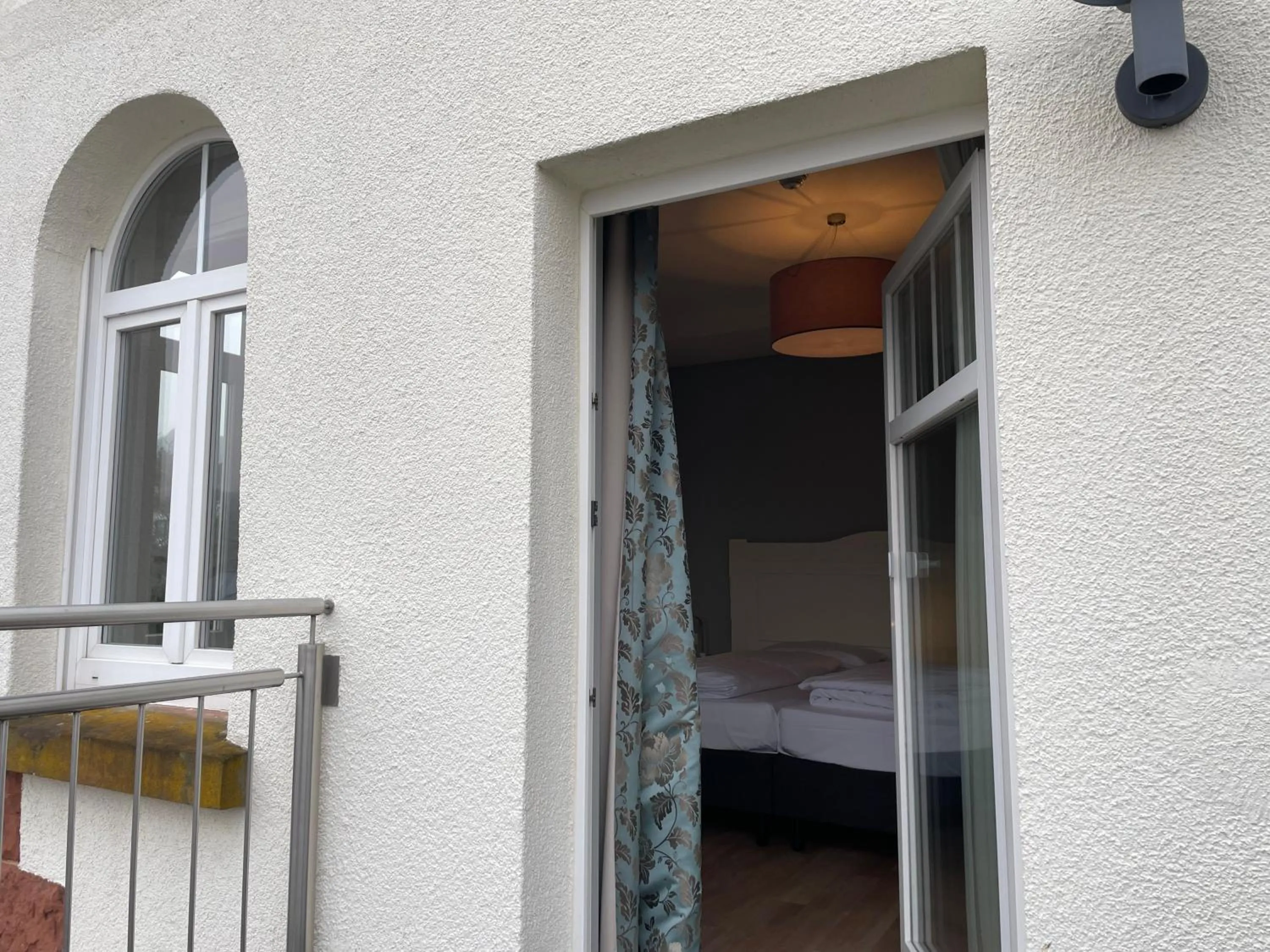 Balcony/Terrace in Villa Waldfrieden - Design trifft Budget