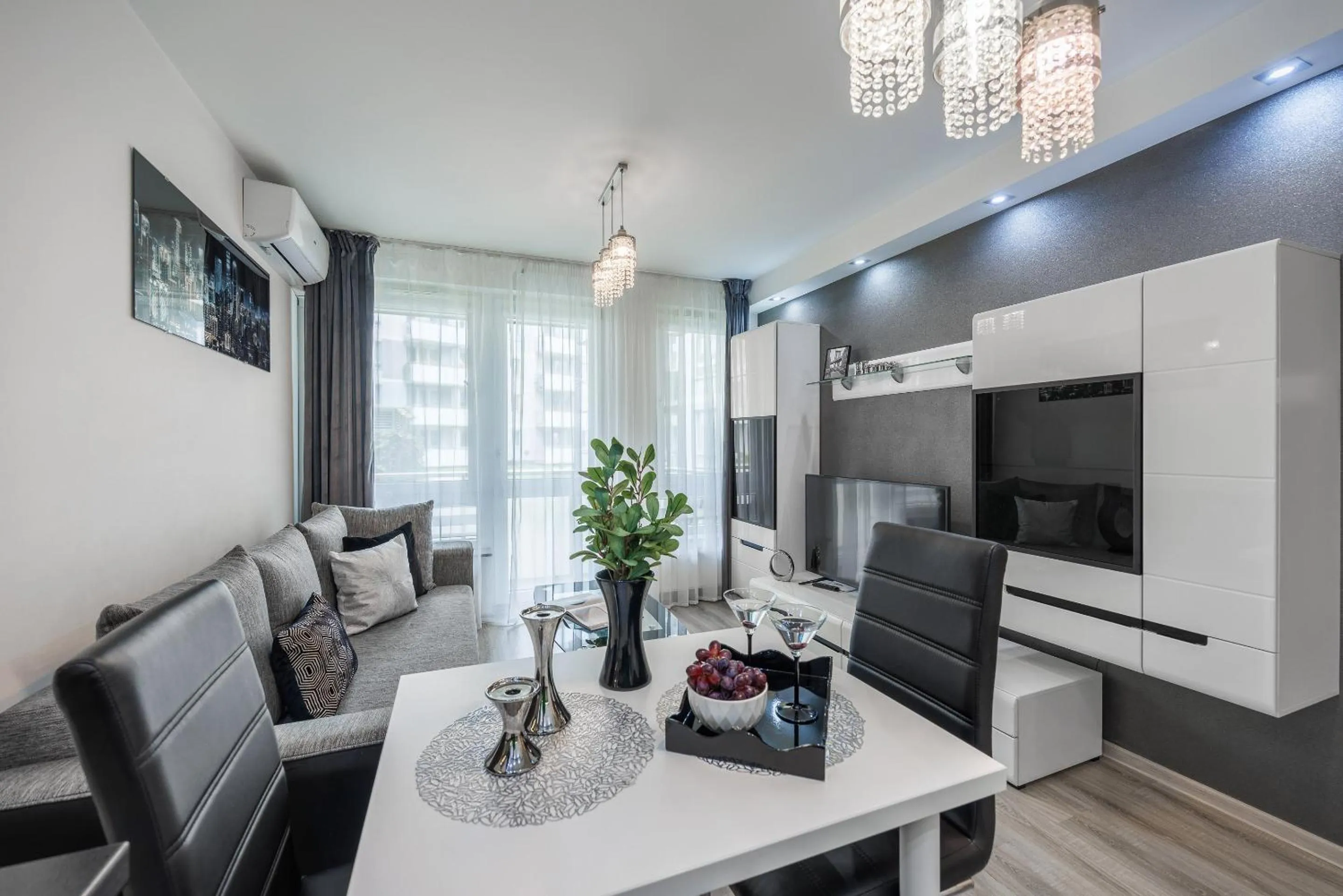 TV and multimedia in Emihouse CityVibe Apartments