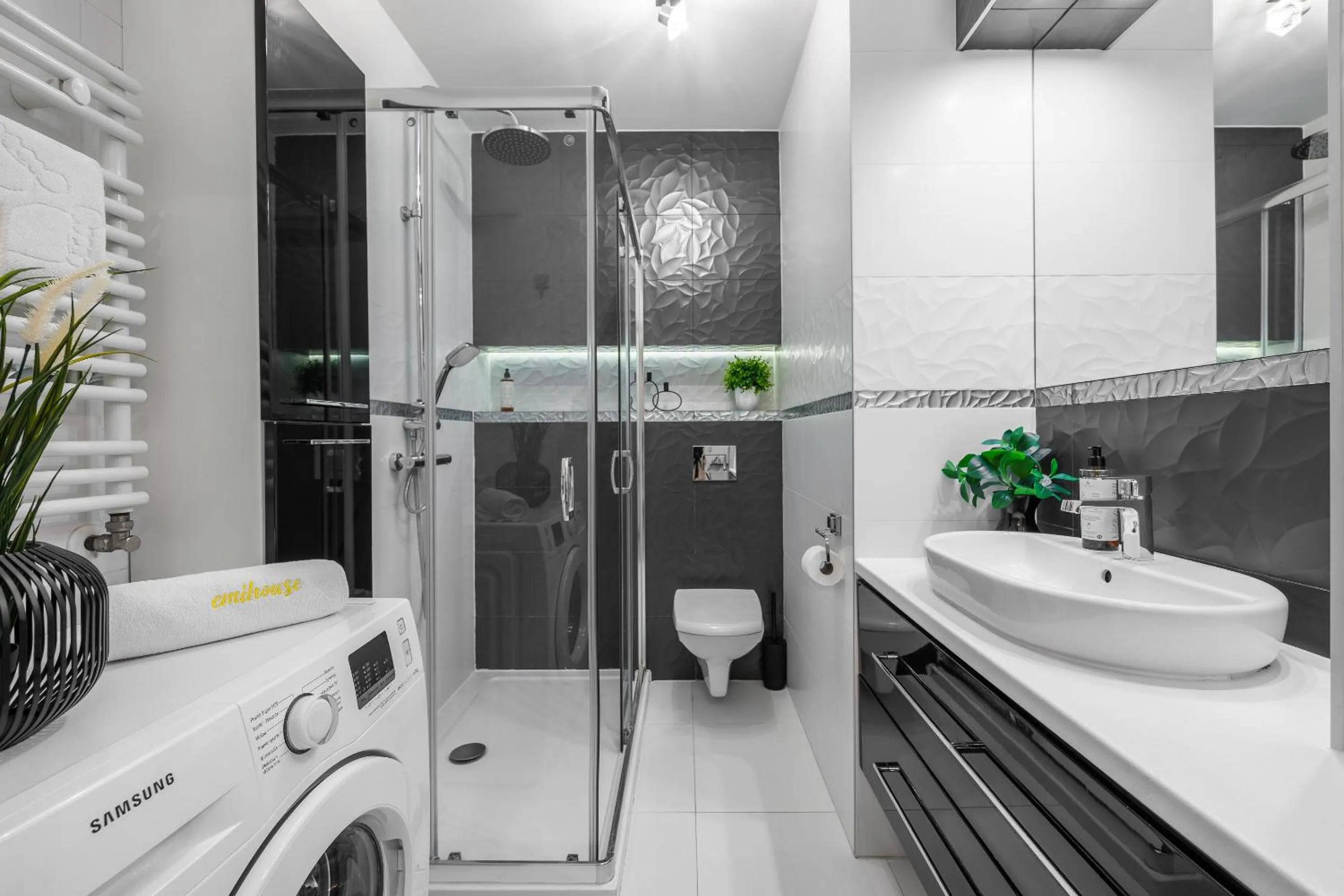 Shower in Emihouse CityVibe Apartments