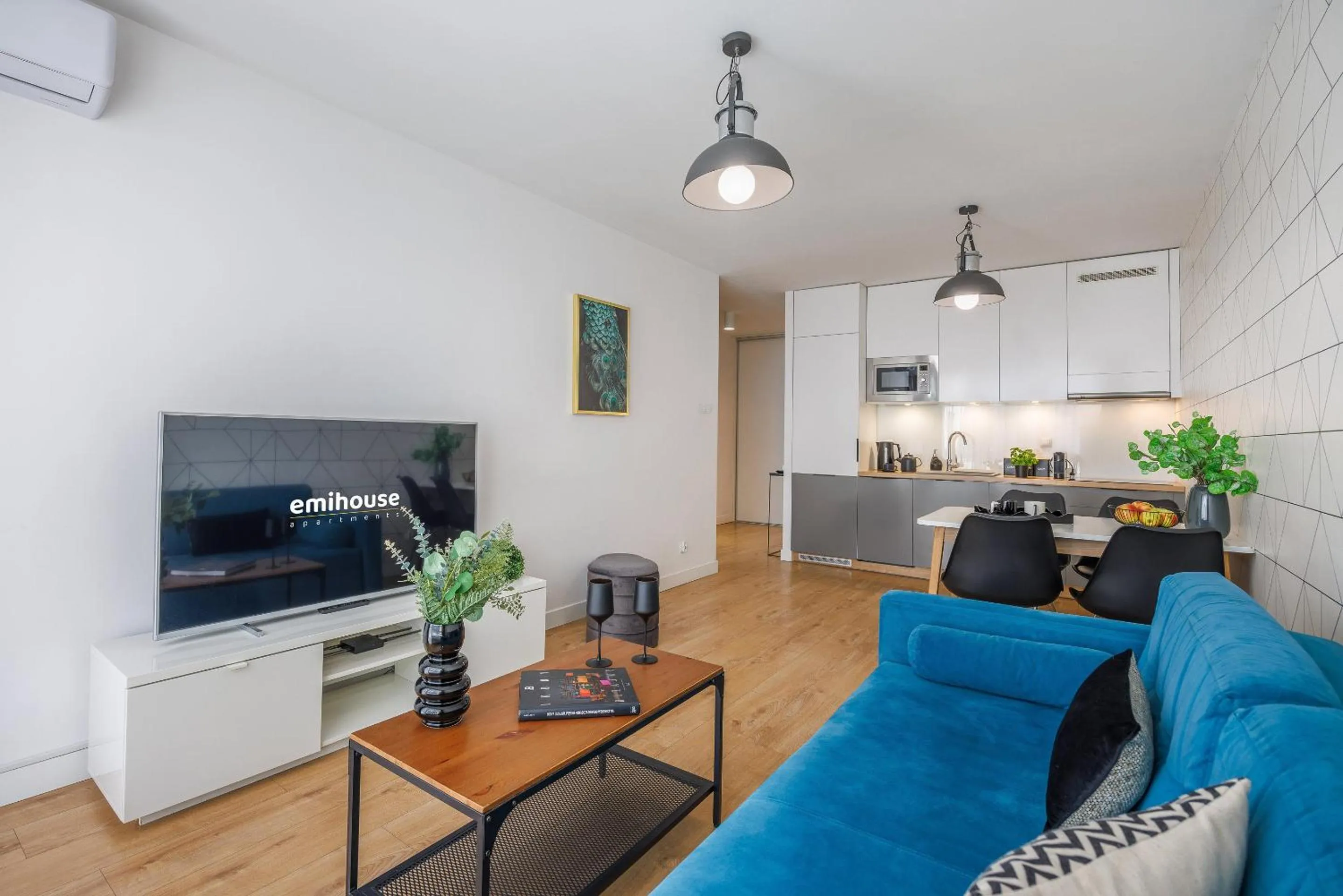 TV and multimedia in Emihouse CityVibe Apartments