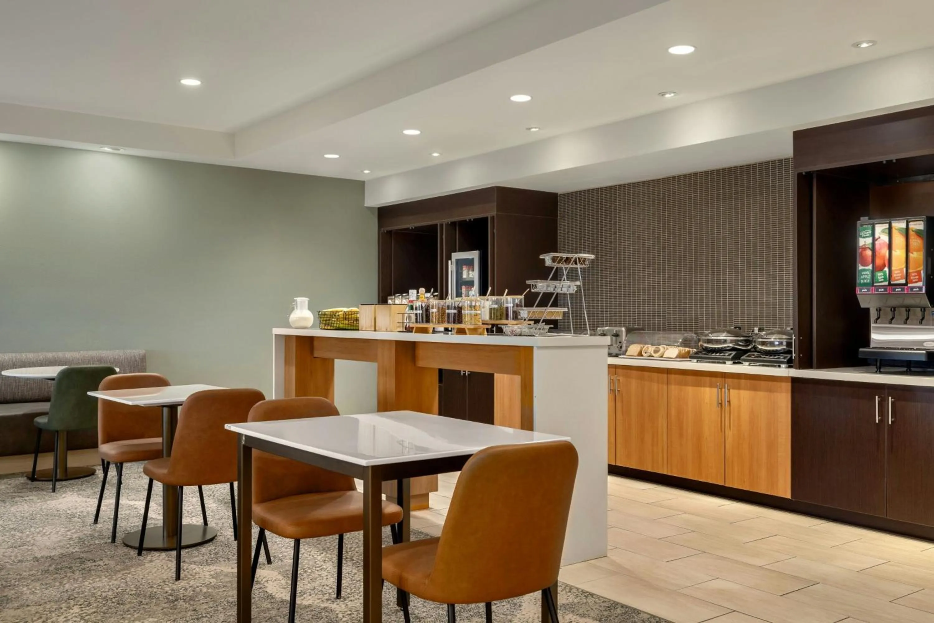 Breakfast in TownePlace Suites by Marriott Alexandria