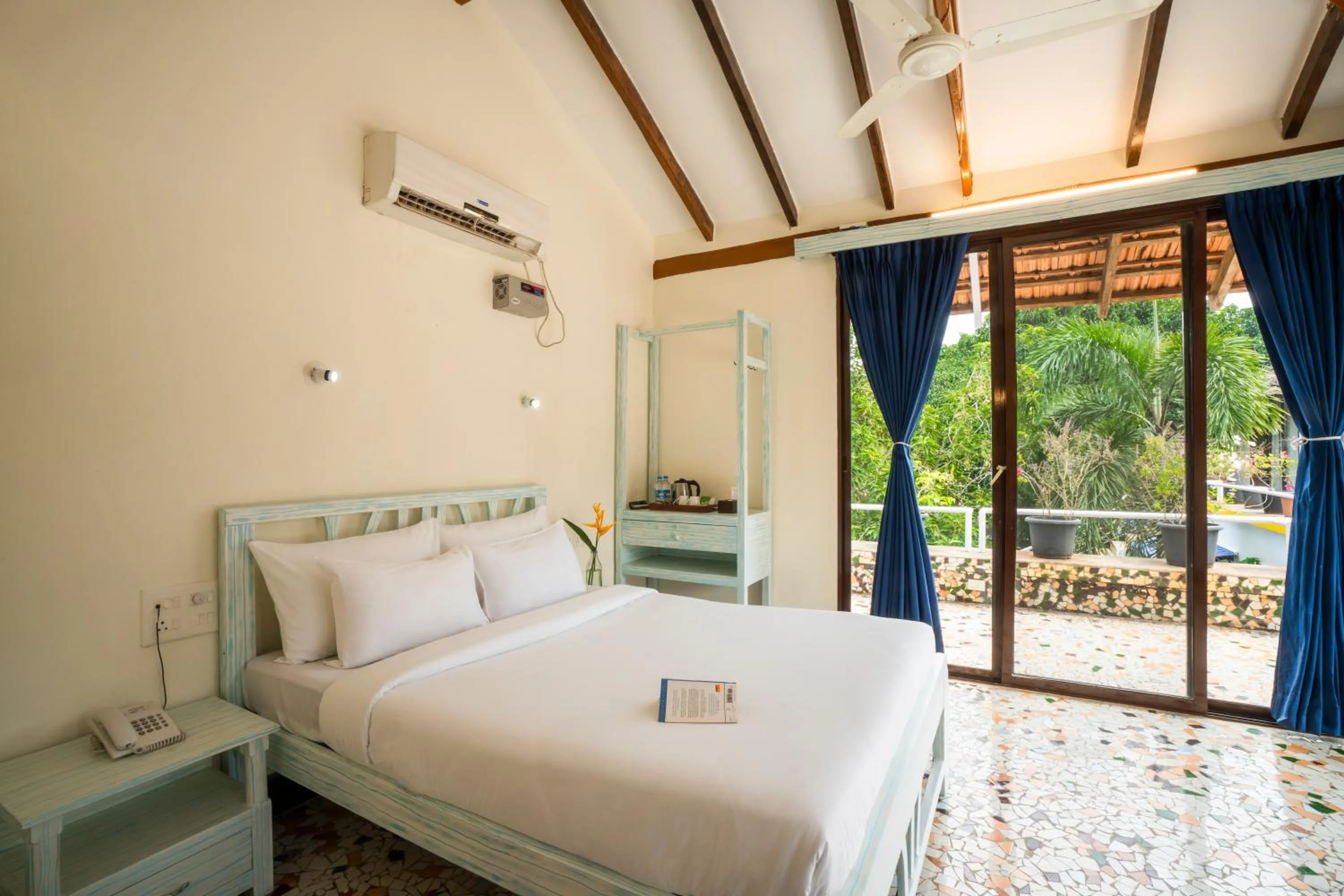 Photo of the whole room, Bed in Moustache Goa Luxuria