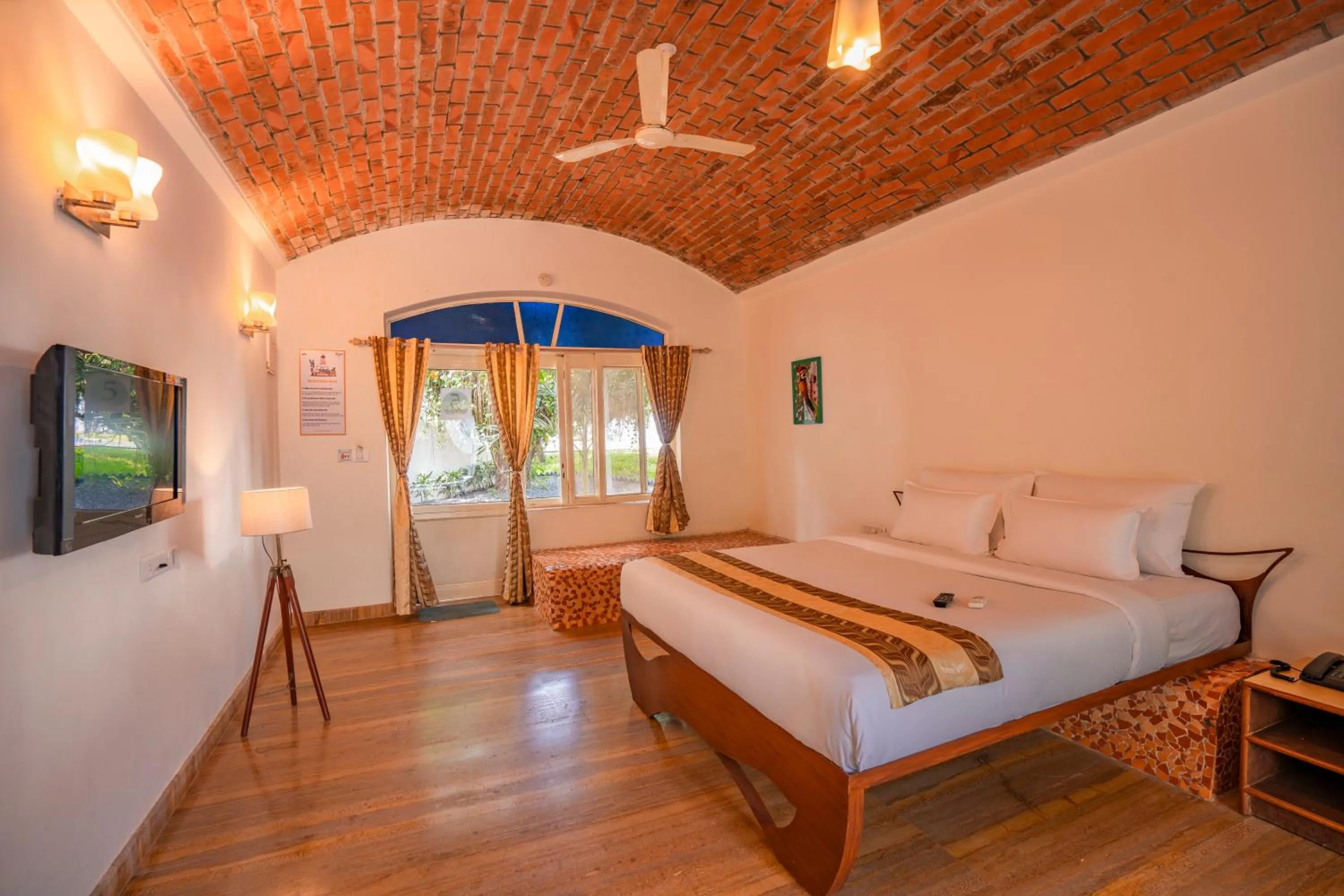 Photo of the whole room, Bed in Moustache Goa Luxuria