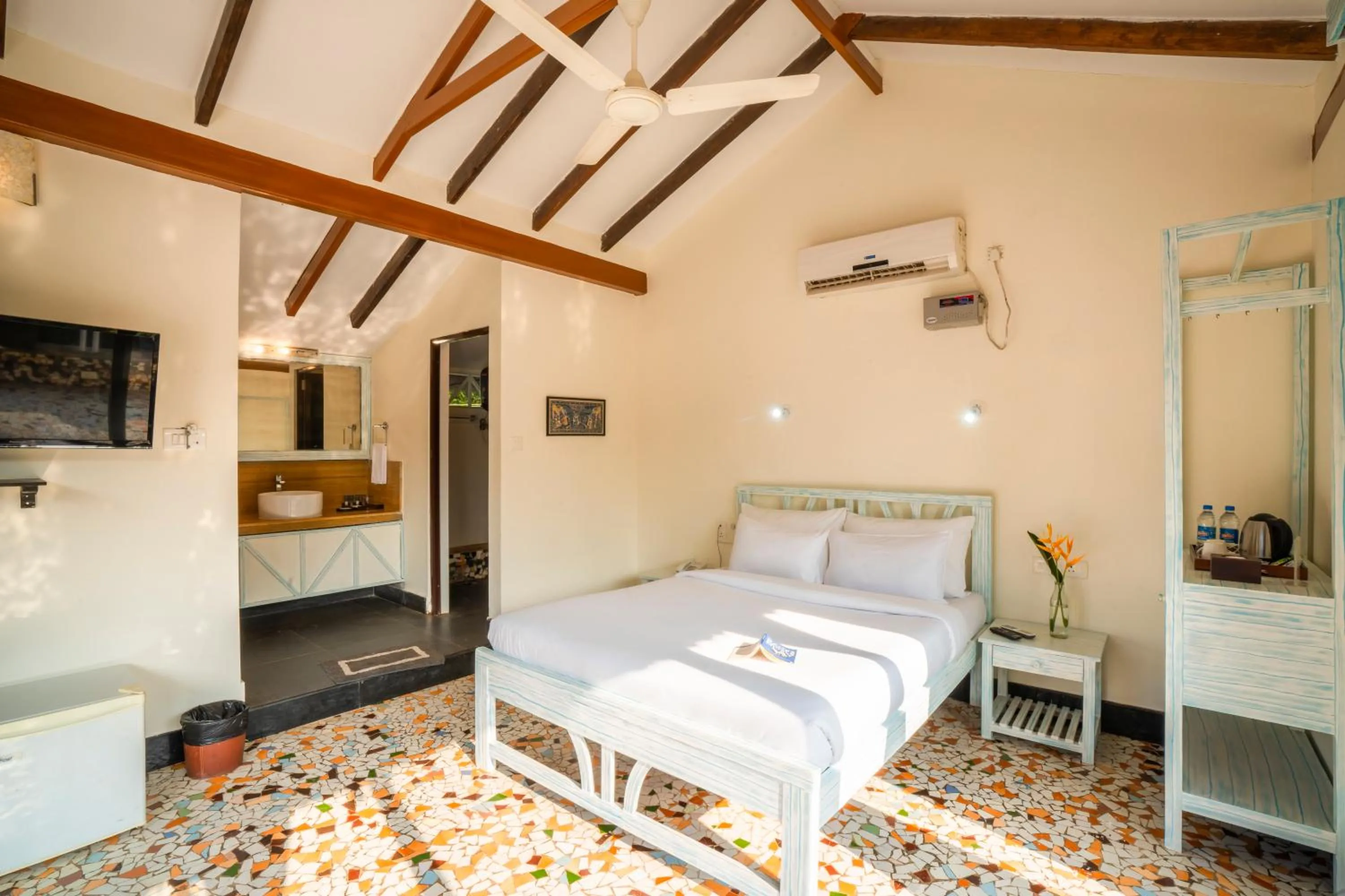 Photo of the whole room, Bed in Moustache Goa Luxuria