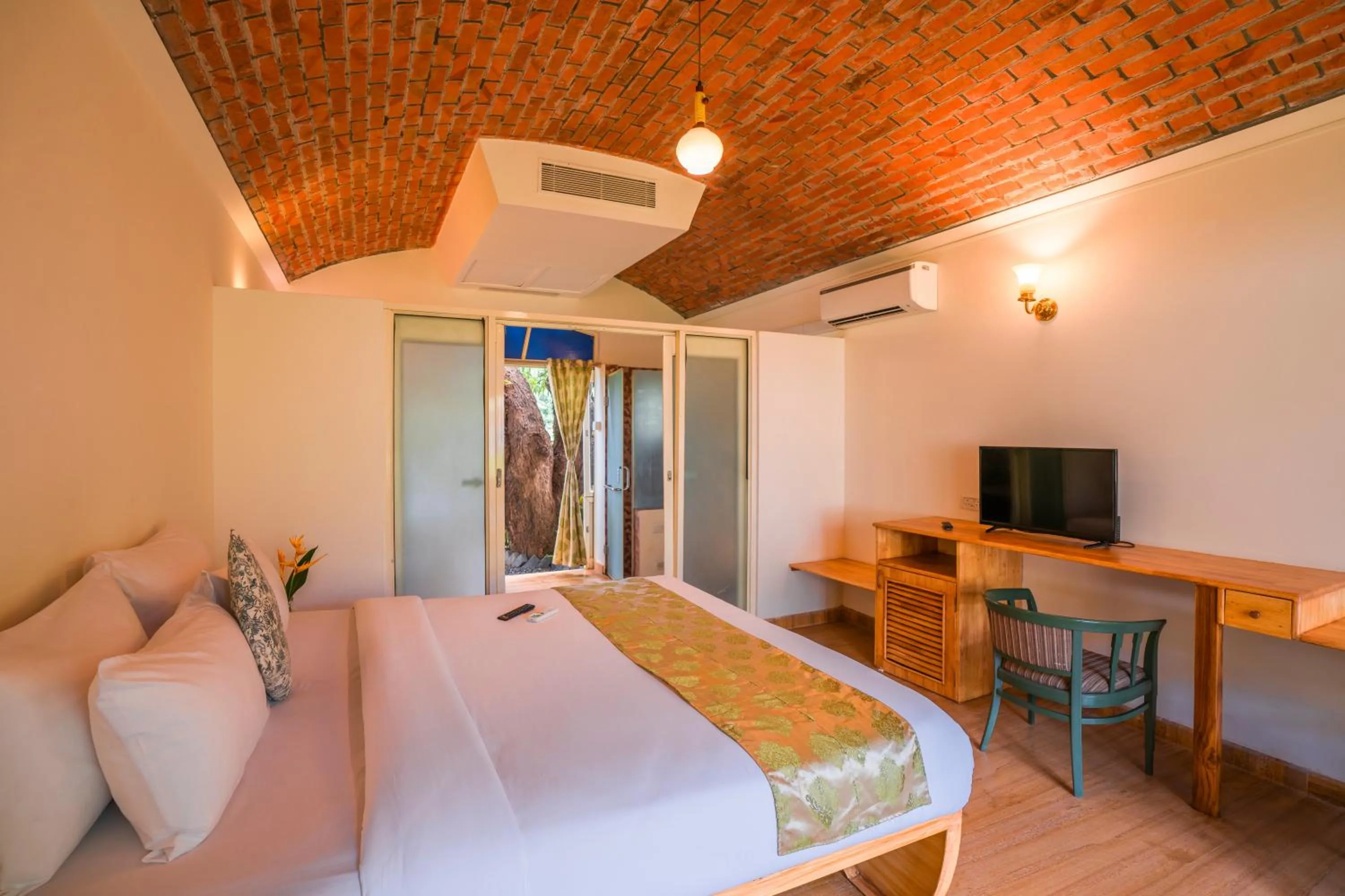 Communal lounge/ TV room, Bed in Moustache Goa Luxuria