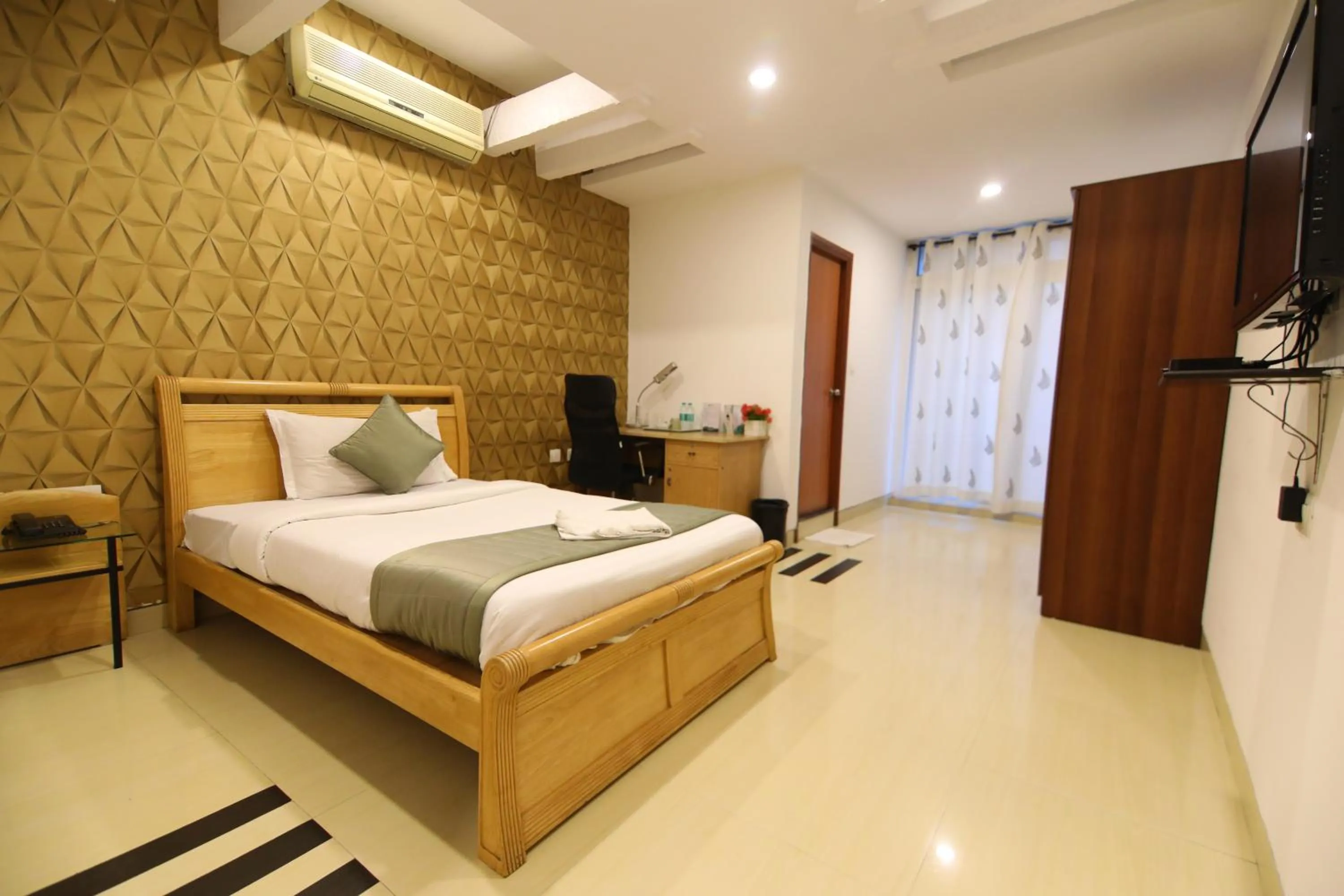 Communal lounge/ TV room, Bed in Earth Hotels Domlur