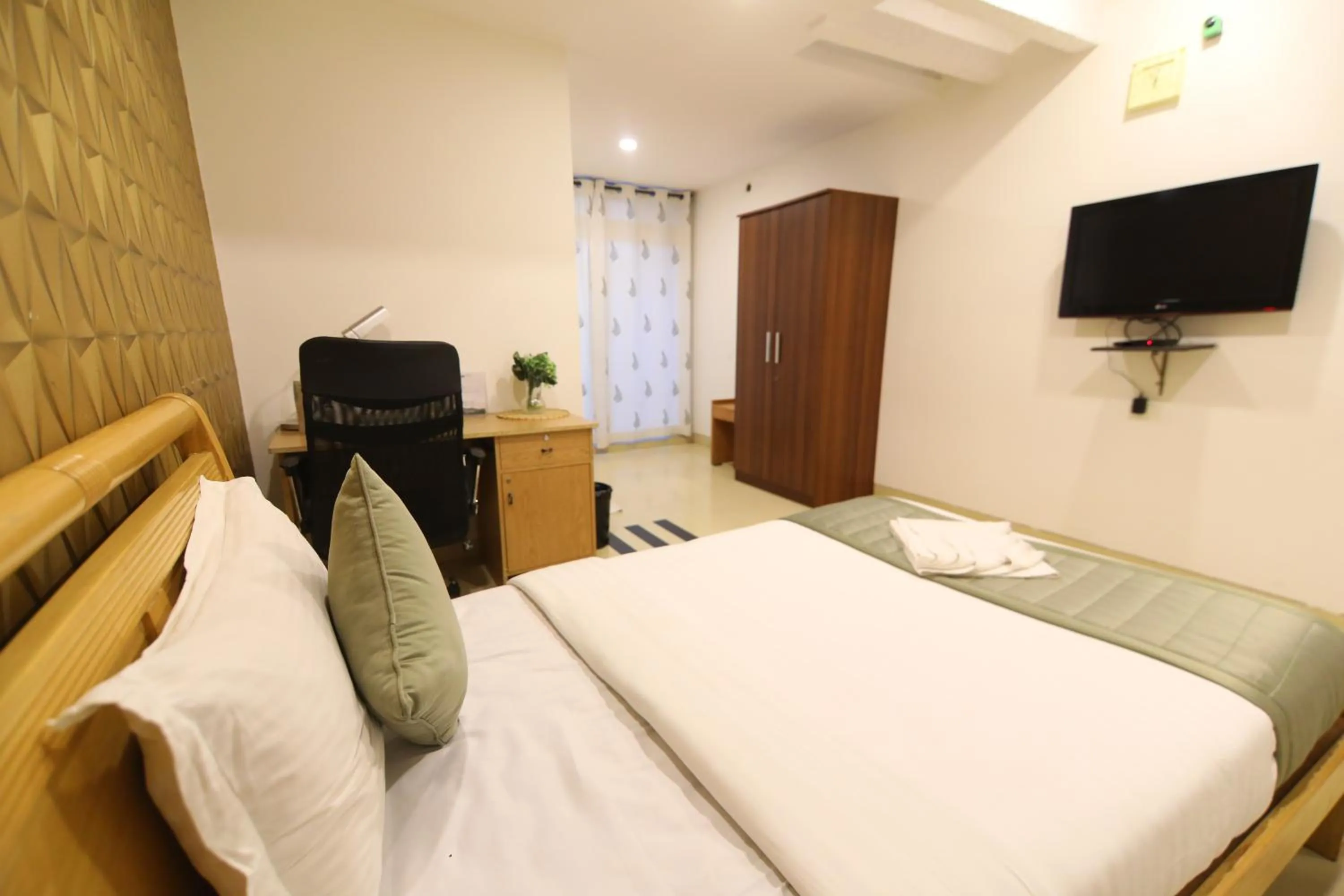 Communal lounge/ TV room, Bed in Earth Hotels Domlur