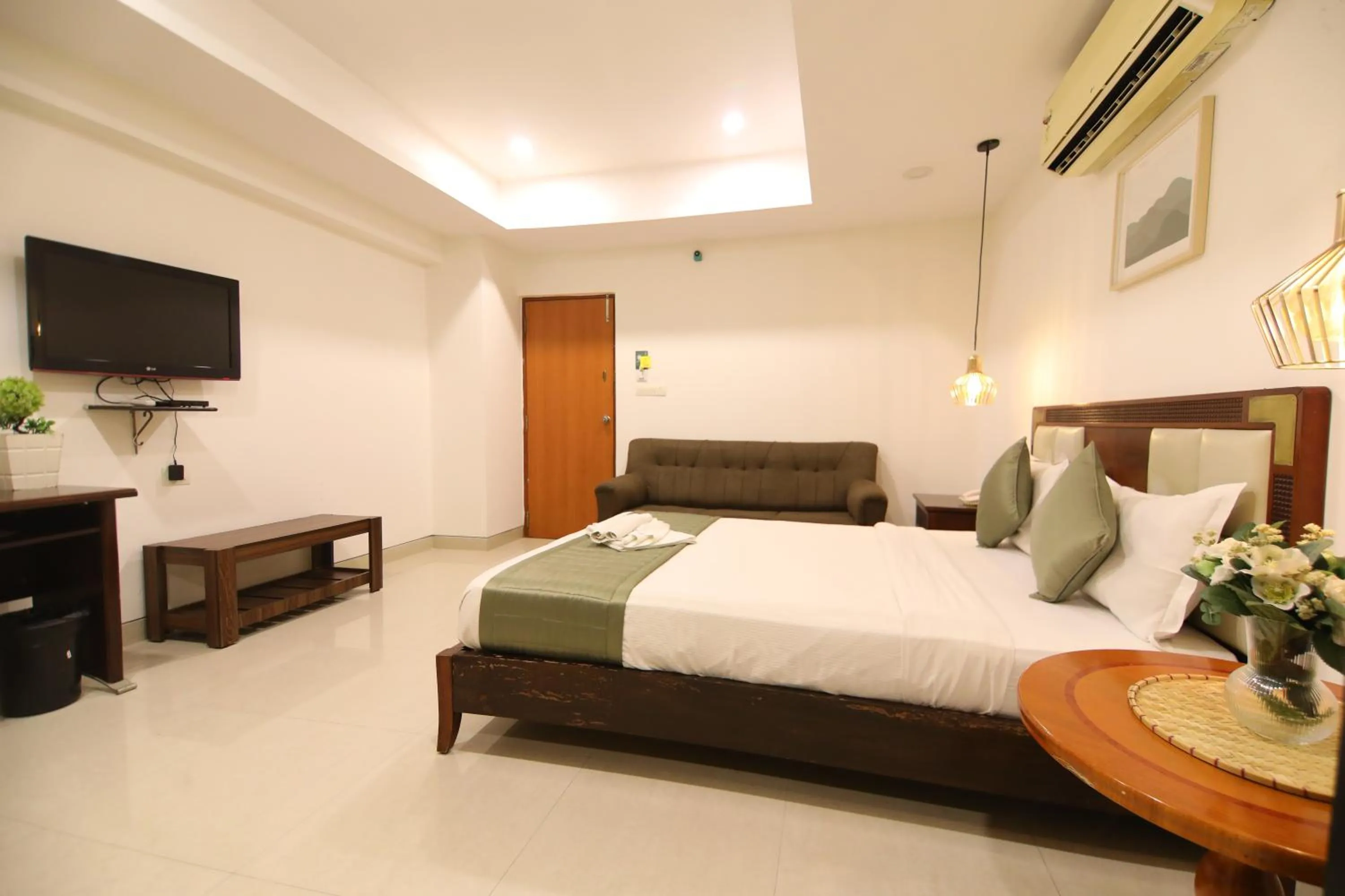 Communal lounge/ TV room, Bed in Earth Hotels Domlur