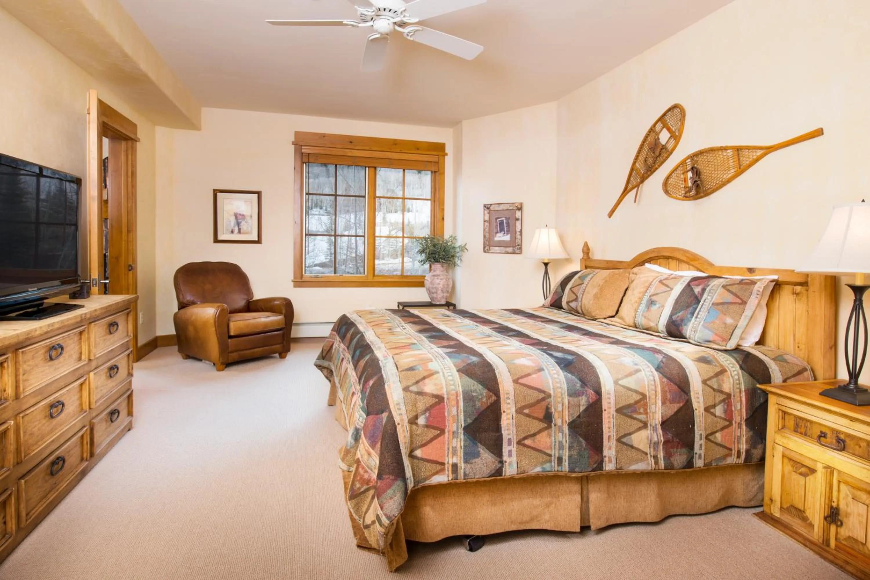 Bedroom, Bed in Bachelor Gulch Village
