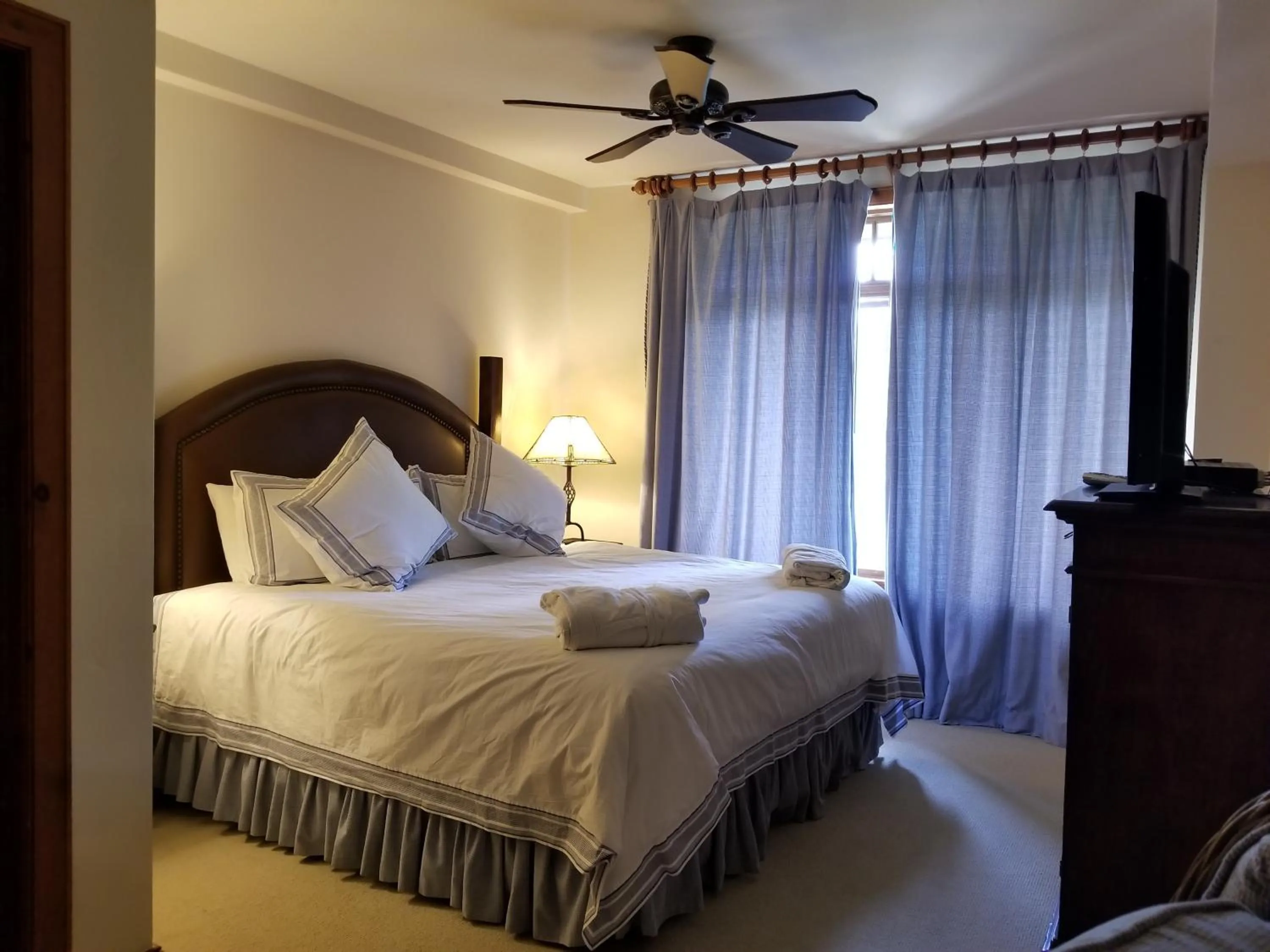 Bedroom, Bed in Bachelor Gulch Village