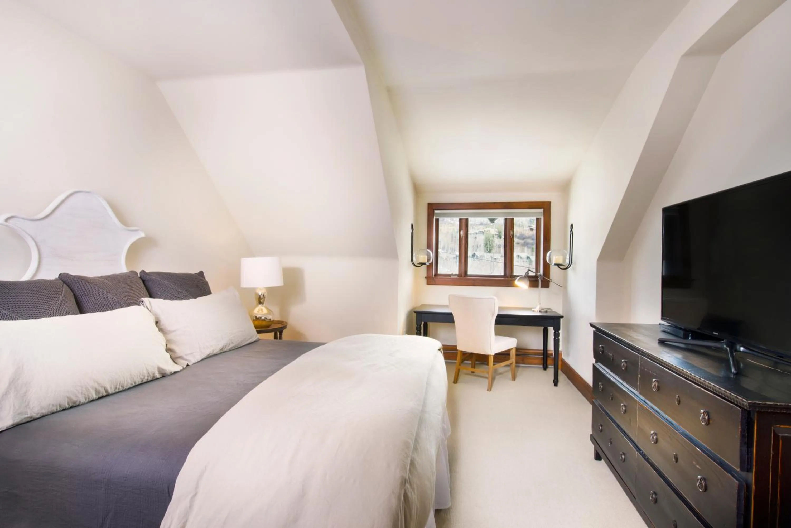 Bedroom, Bed in Bachelor Gulch Village