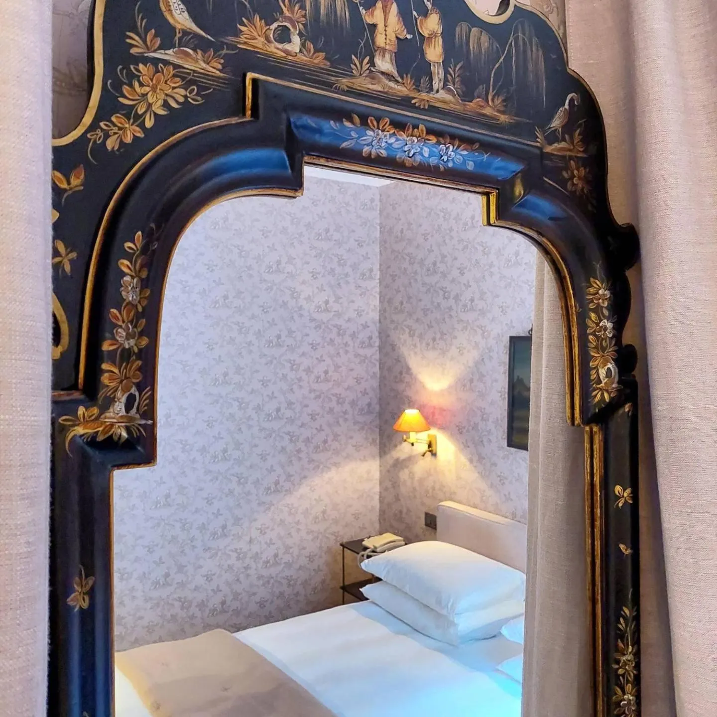 Bed in Hôtel du Danube Saint Germain