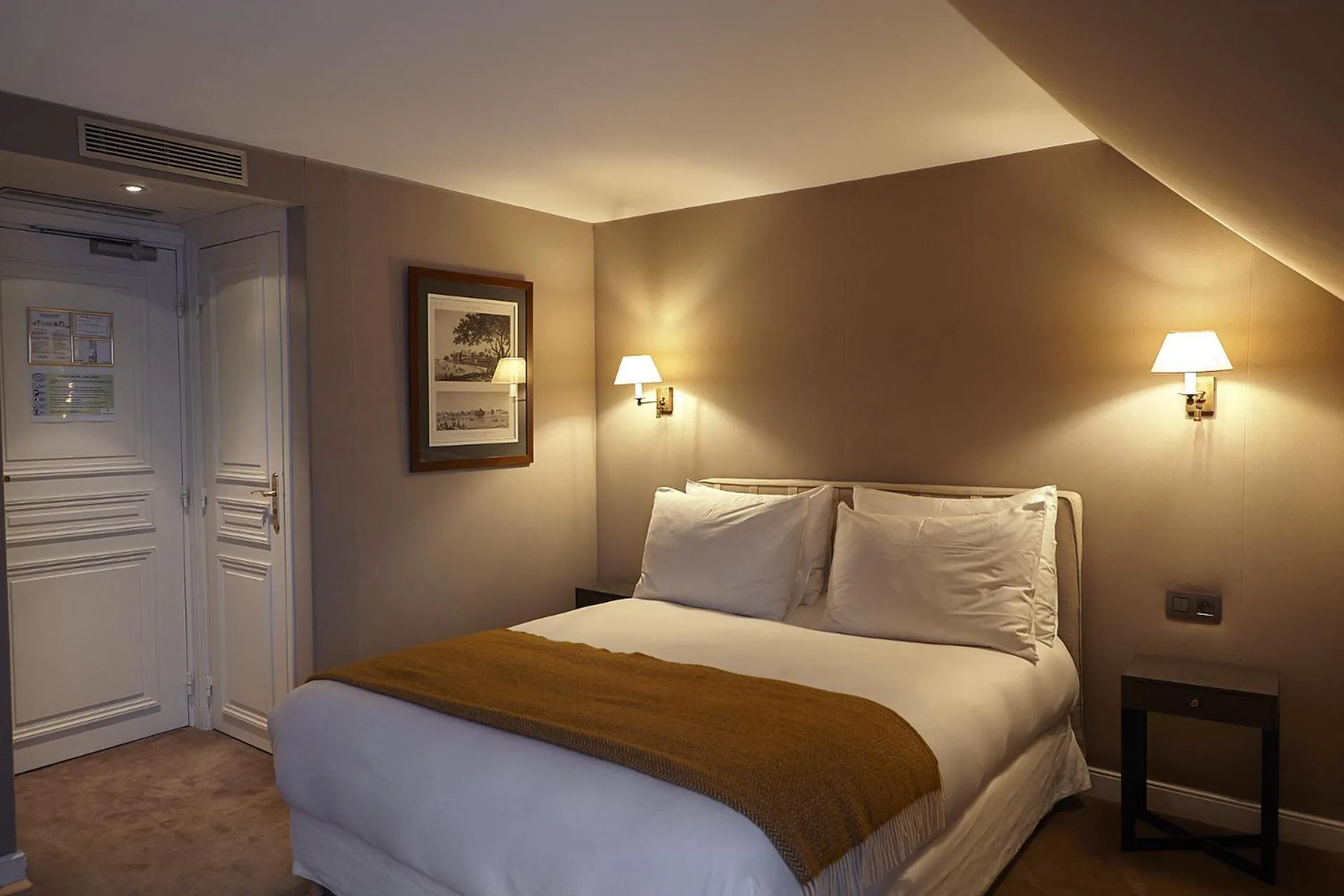 Bed in Hôtel du Danube Saint Germain