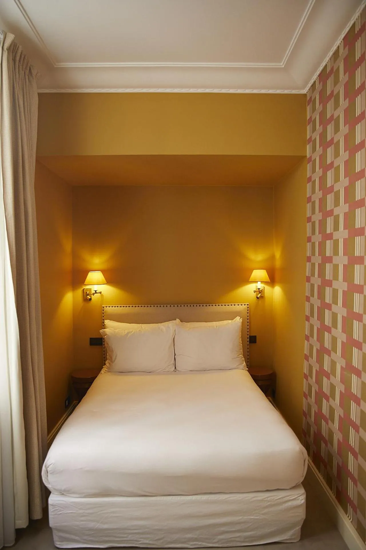 Bed in Hôtel du Danube Saint Germain