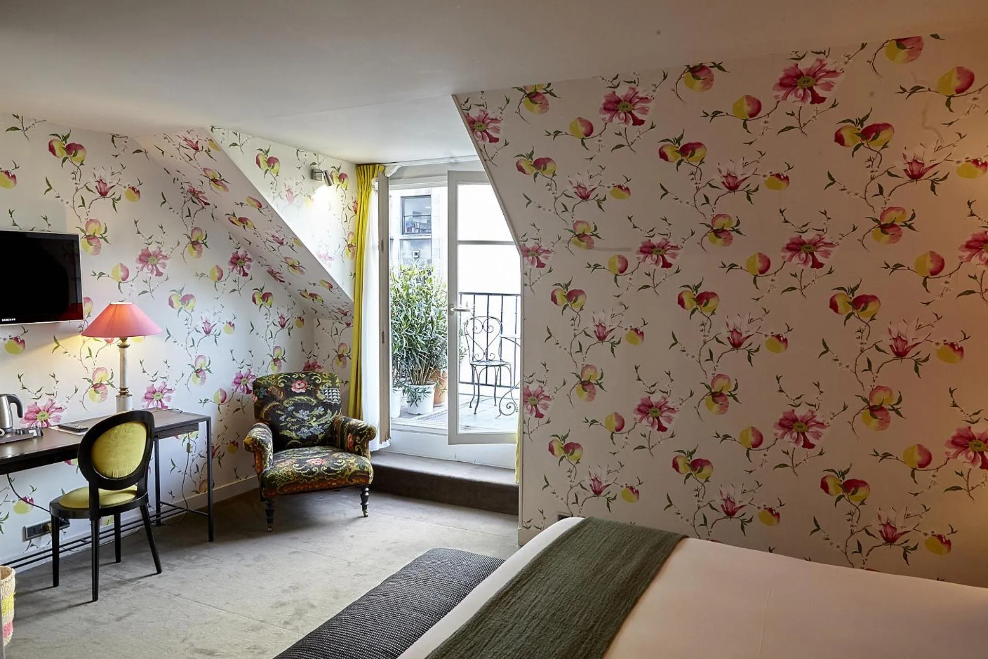 Bed in Hôtel du Danube Saint Germain