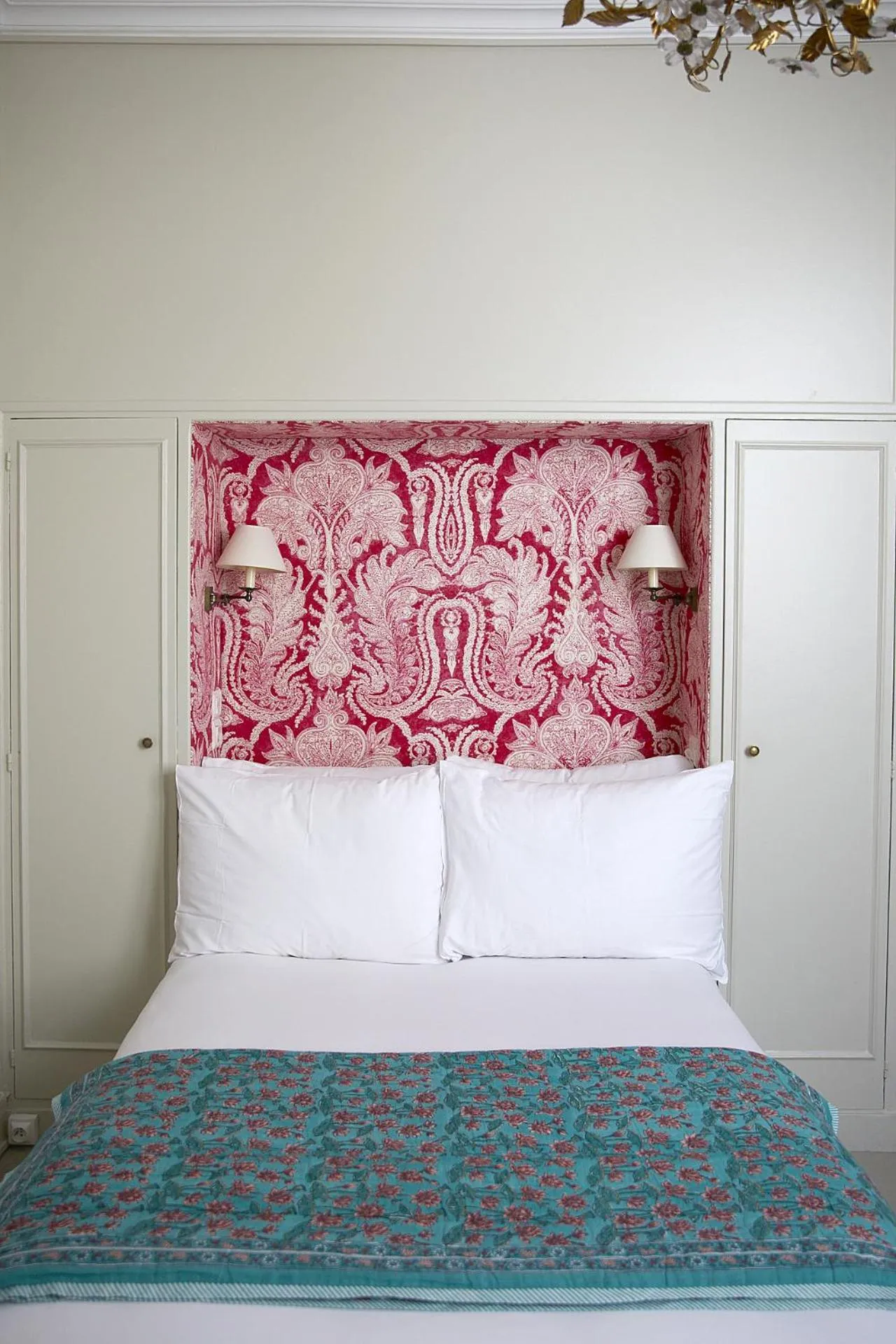 Bed in Hôtel du Danube Saint Germain