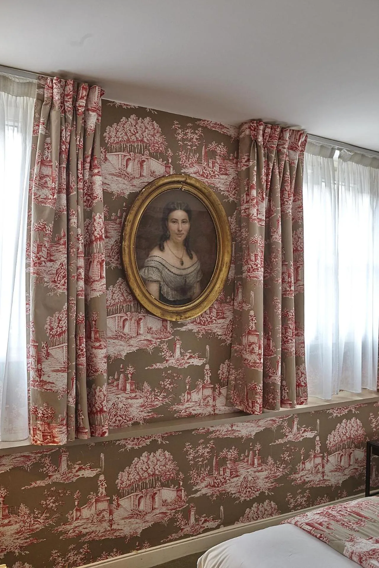 Bed in Hôtel du Danube Saint Germain