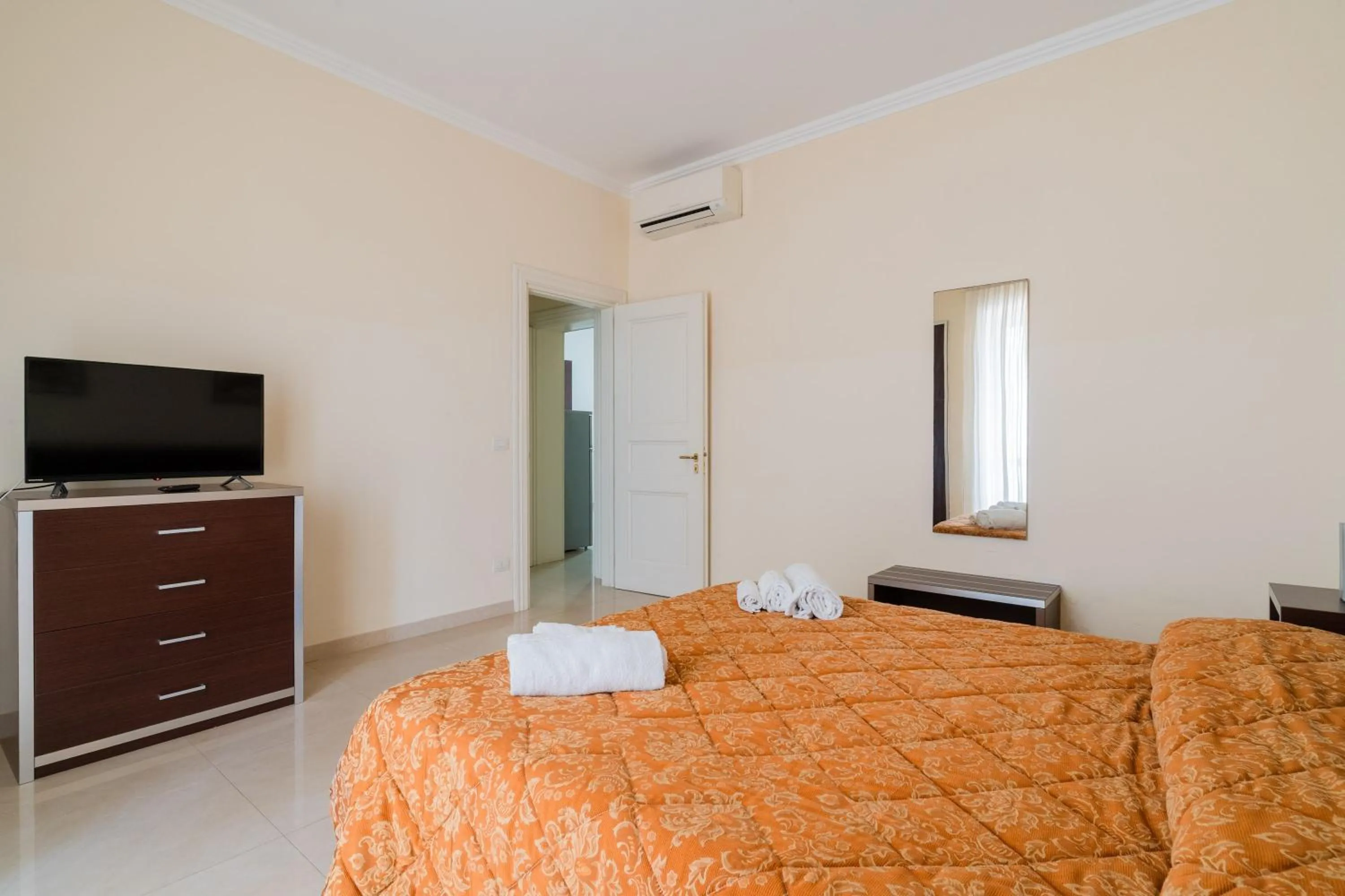 Living room, Bed in Palazzo Mongiò