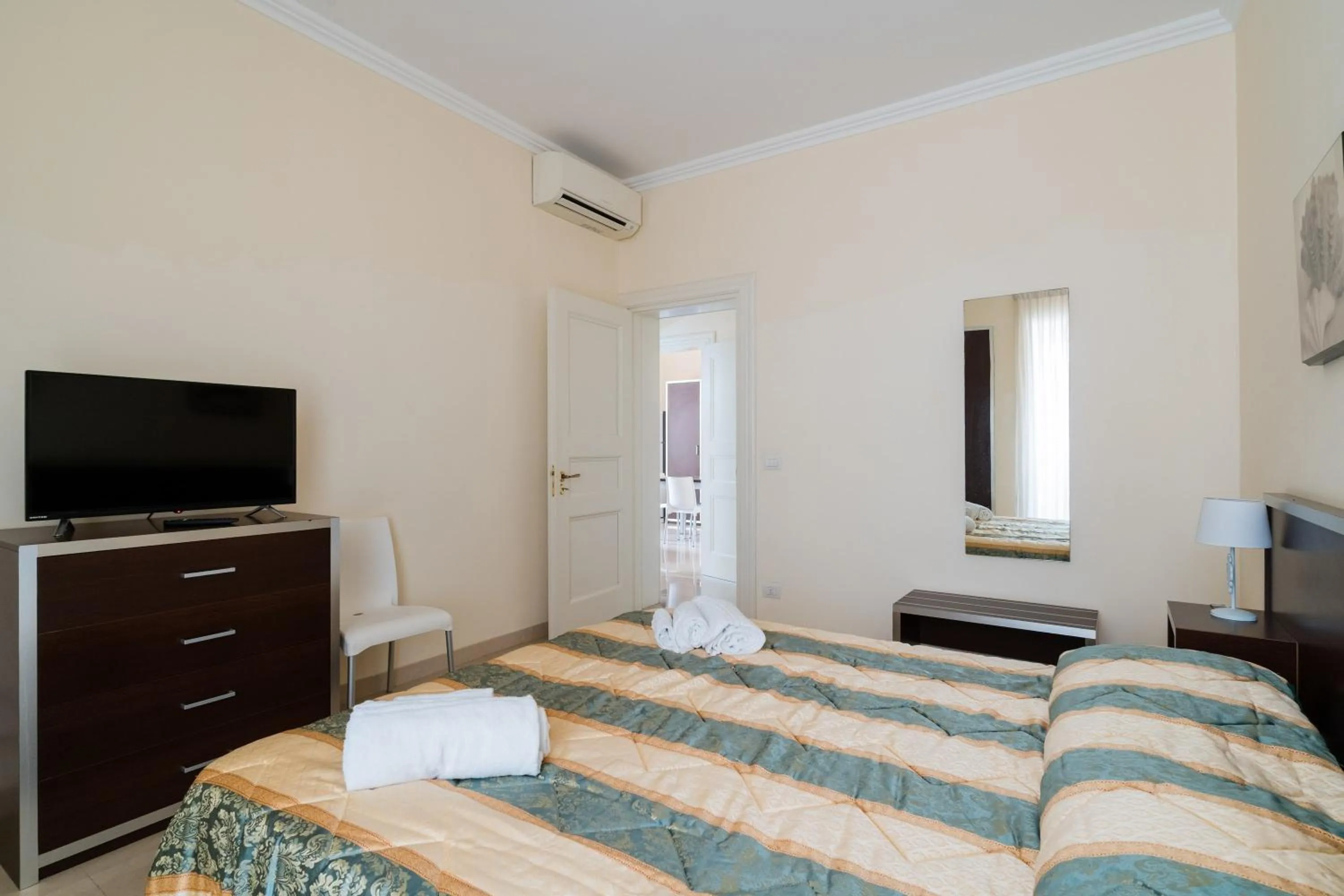 Living room, Bed in Palazzo Mongiò