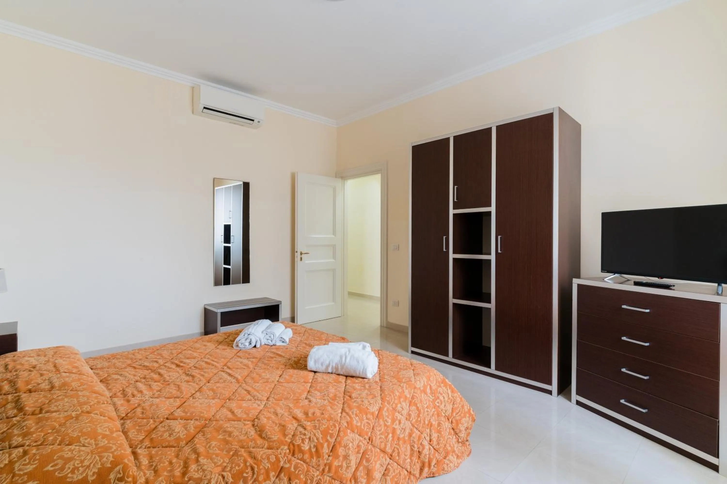 Living room, Bed in Palazzo Mongiò