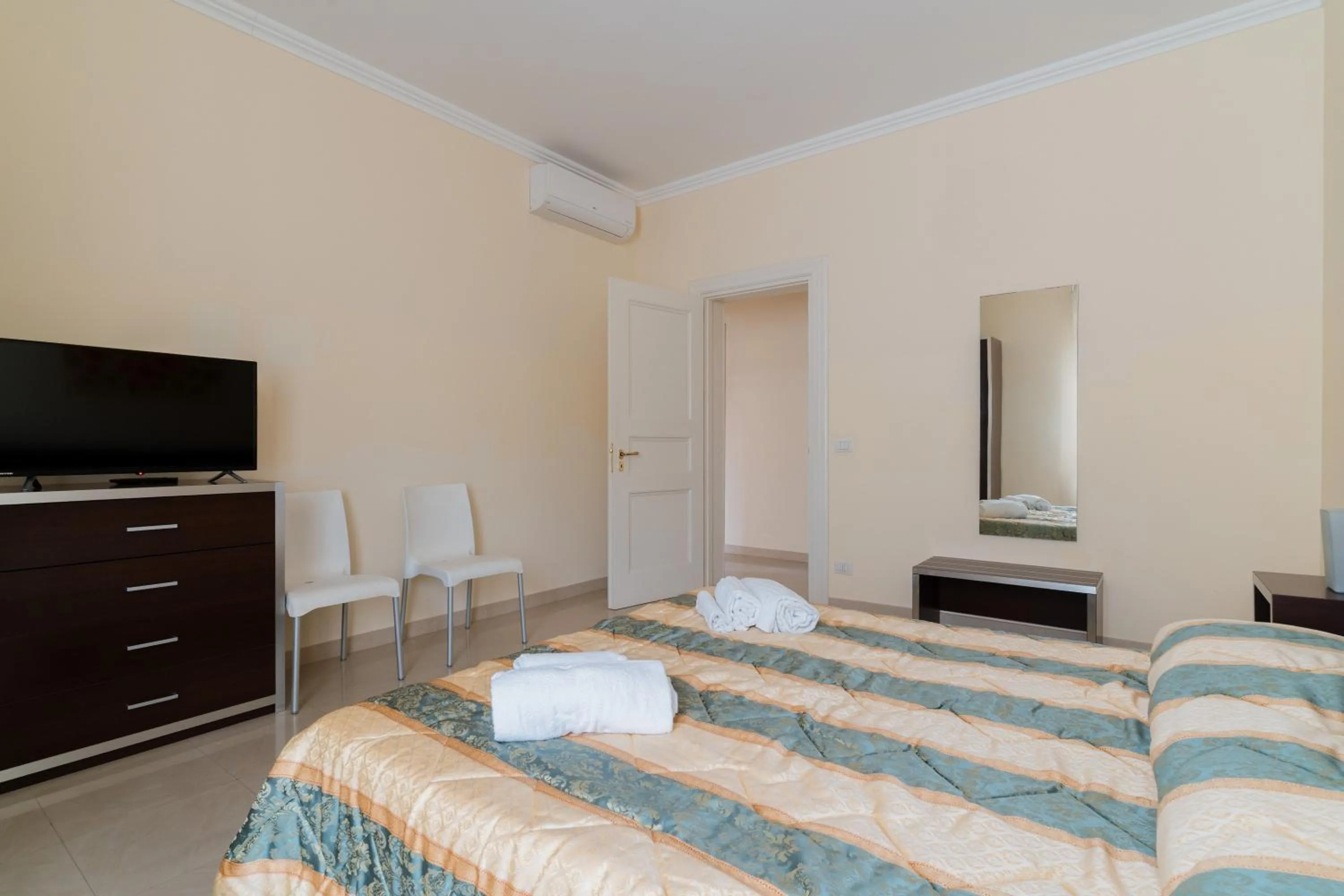 Living room, Bed in Palazzo Mongiò