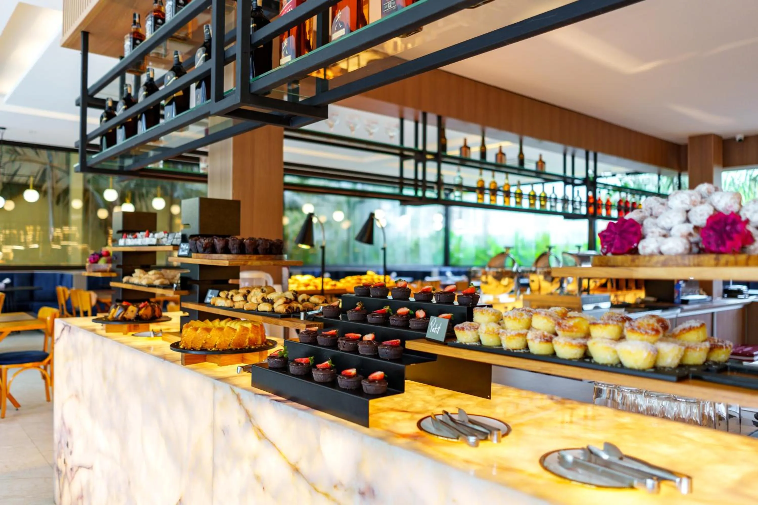 Buffet breakfast in Pousada Apple House Paraty