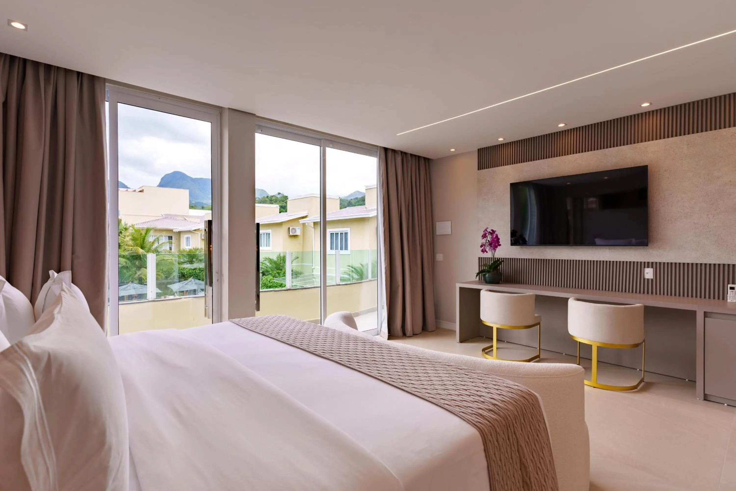 Photo of the whole room, Bed in Pousada Apple House Paraty