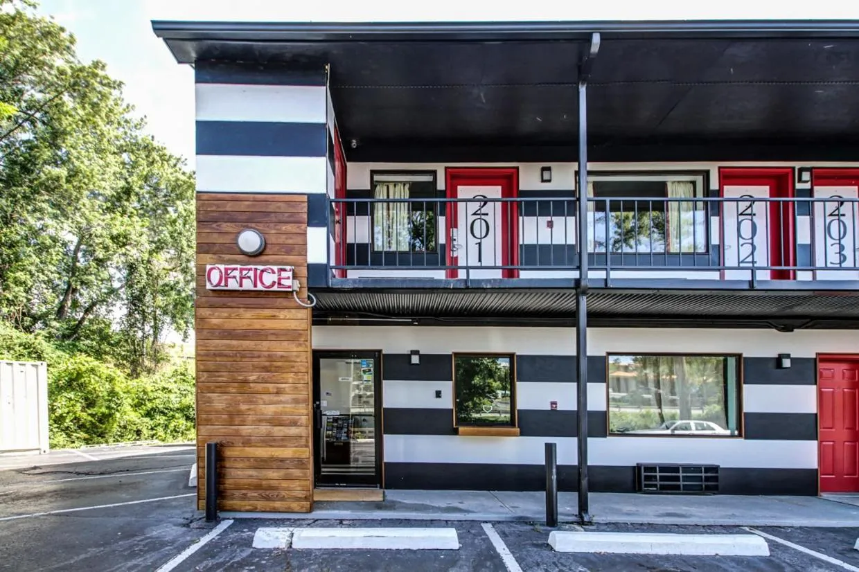 Facade/entrance in The Asheville Inn