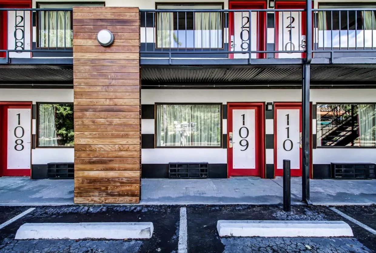 Facade/entrance in The Asheville Inn