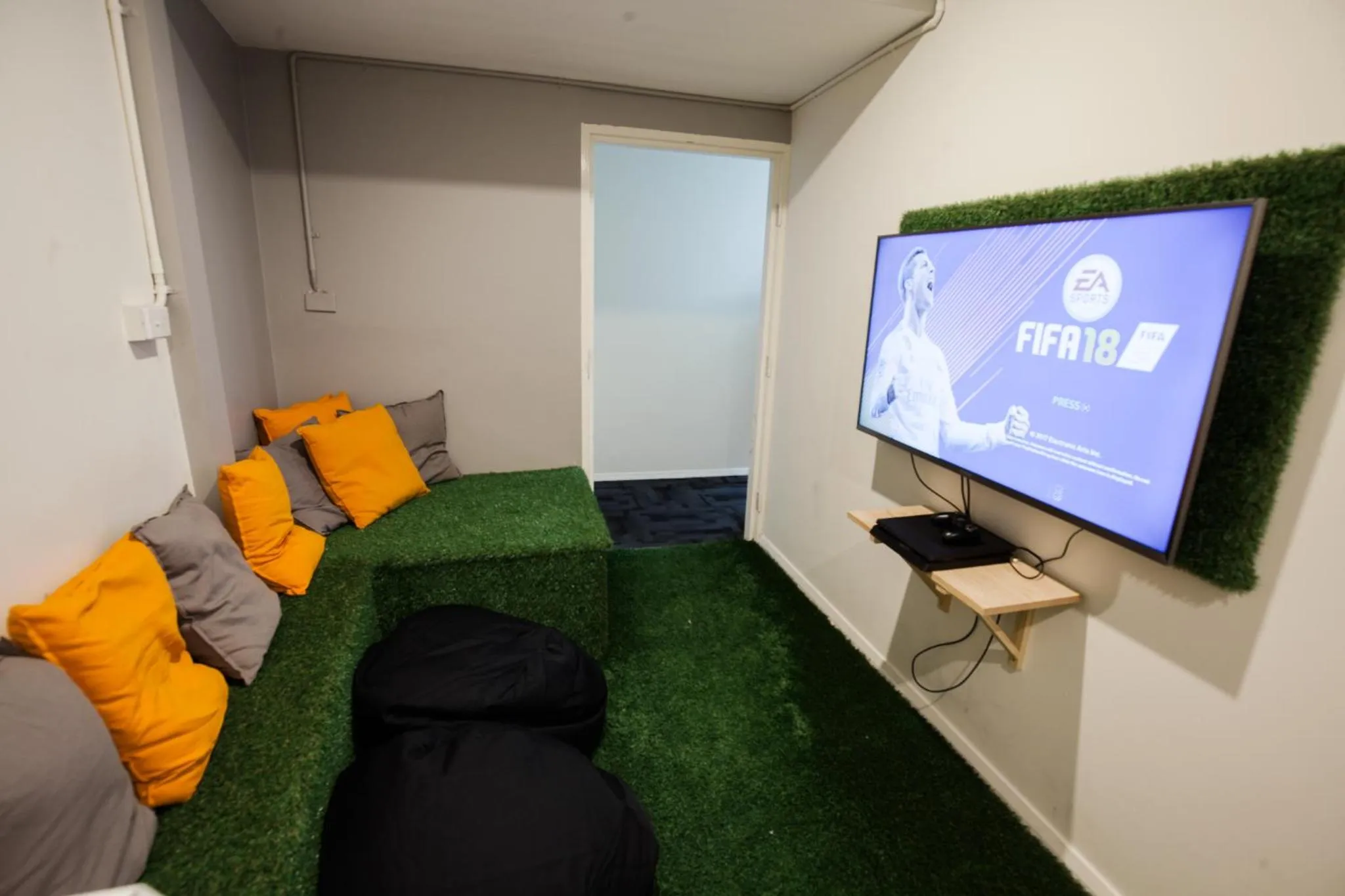 Communal lounge/ TV room in Mad Monkey Broadway