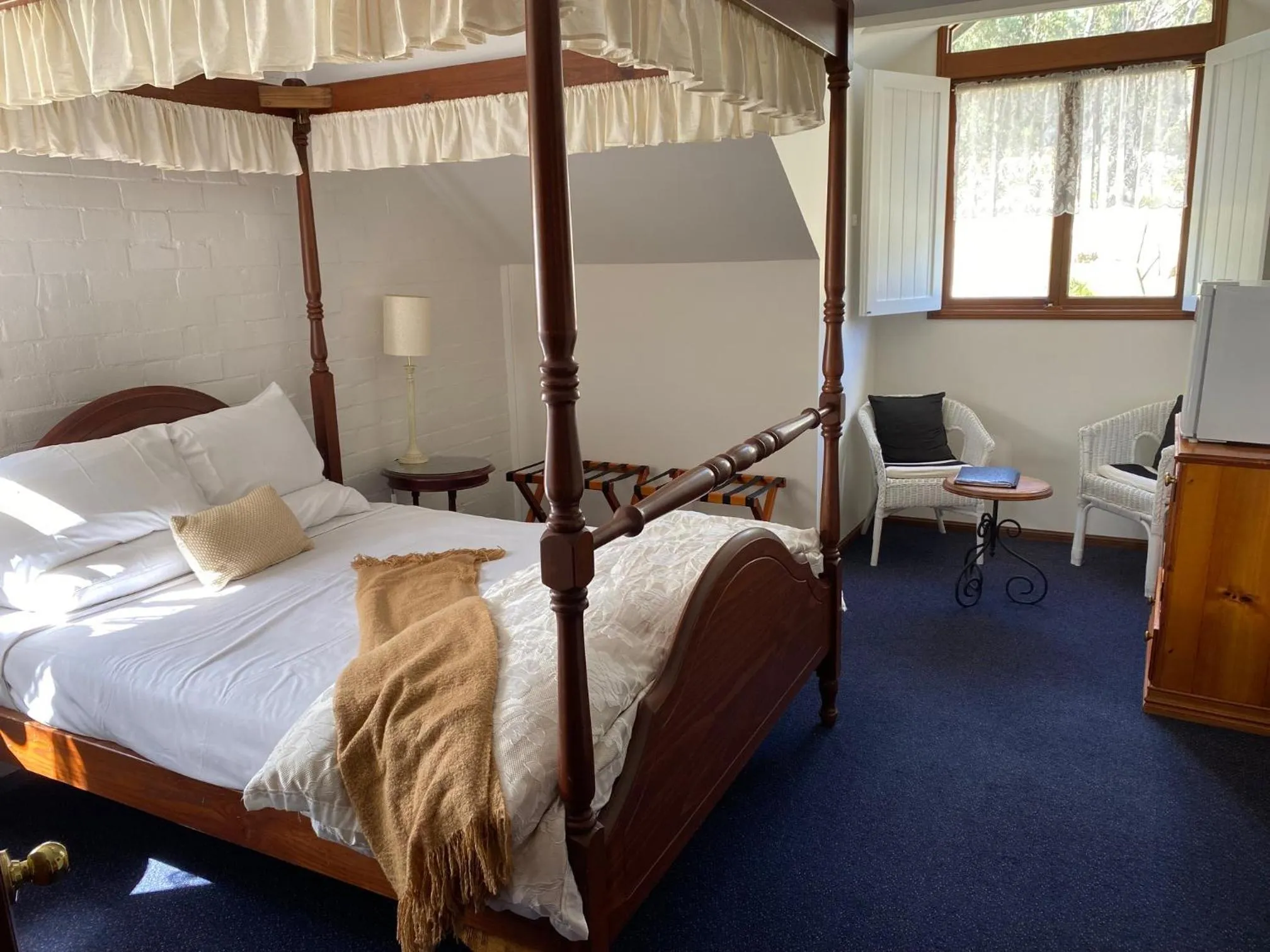 Photo of the whole room, Bed in Girraween Country Inn