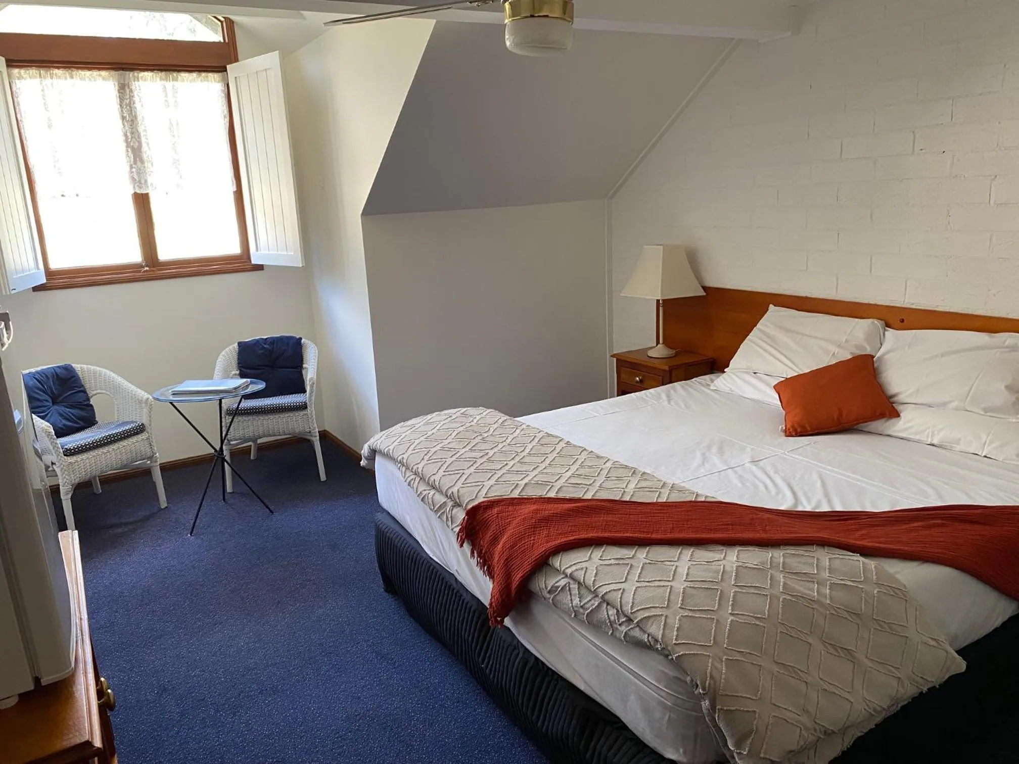 Photo of the whole room, Bed in Girraween Country Inn