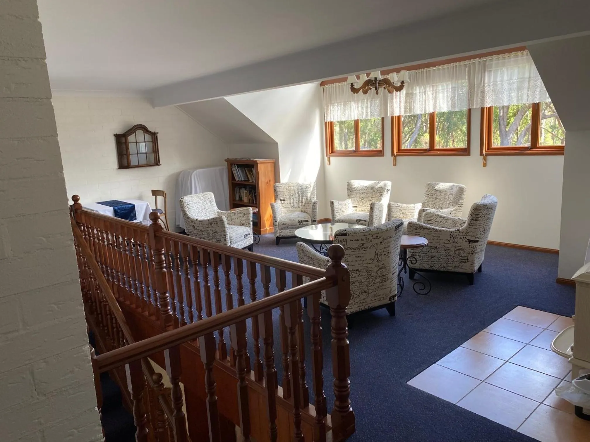 Communal lounge/ TV room in Girraween Country Inn