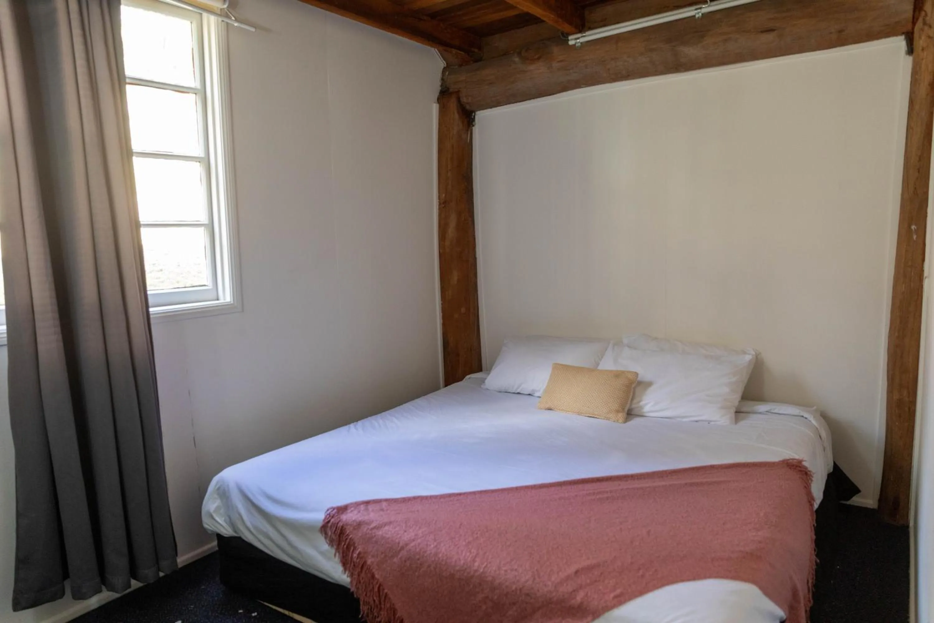Bedroom, Bed in Girraween Country Inn