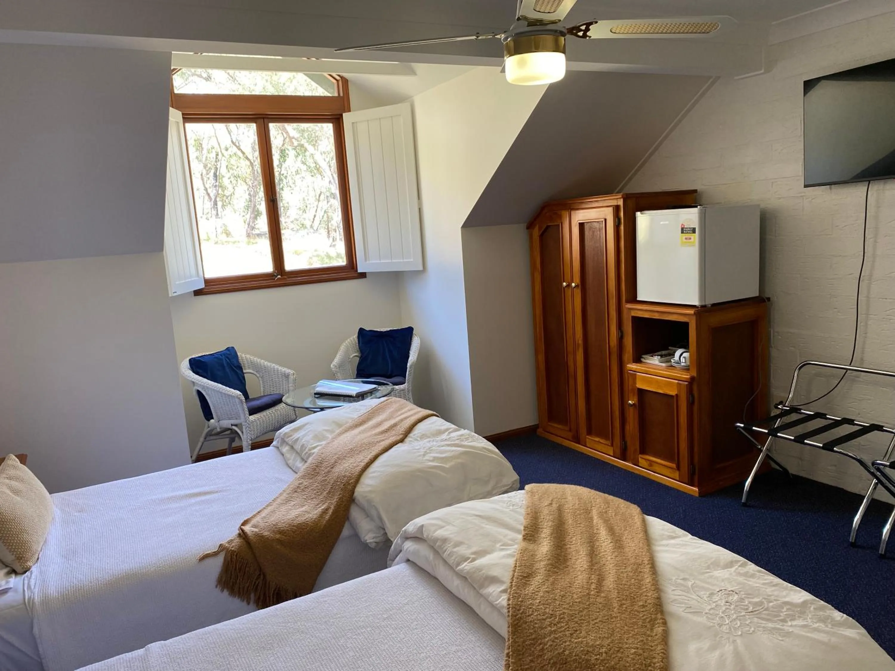 Photo of the whole room, Bed in Girraween Country Inn