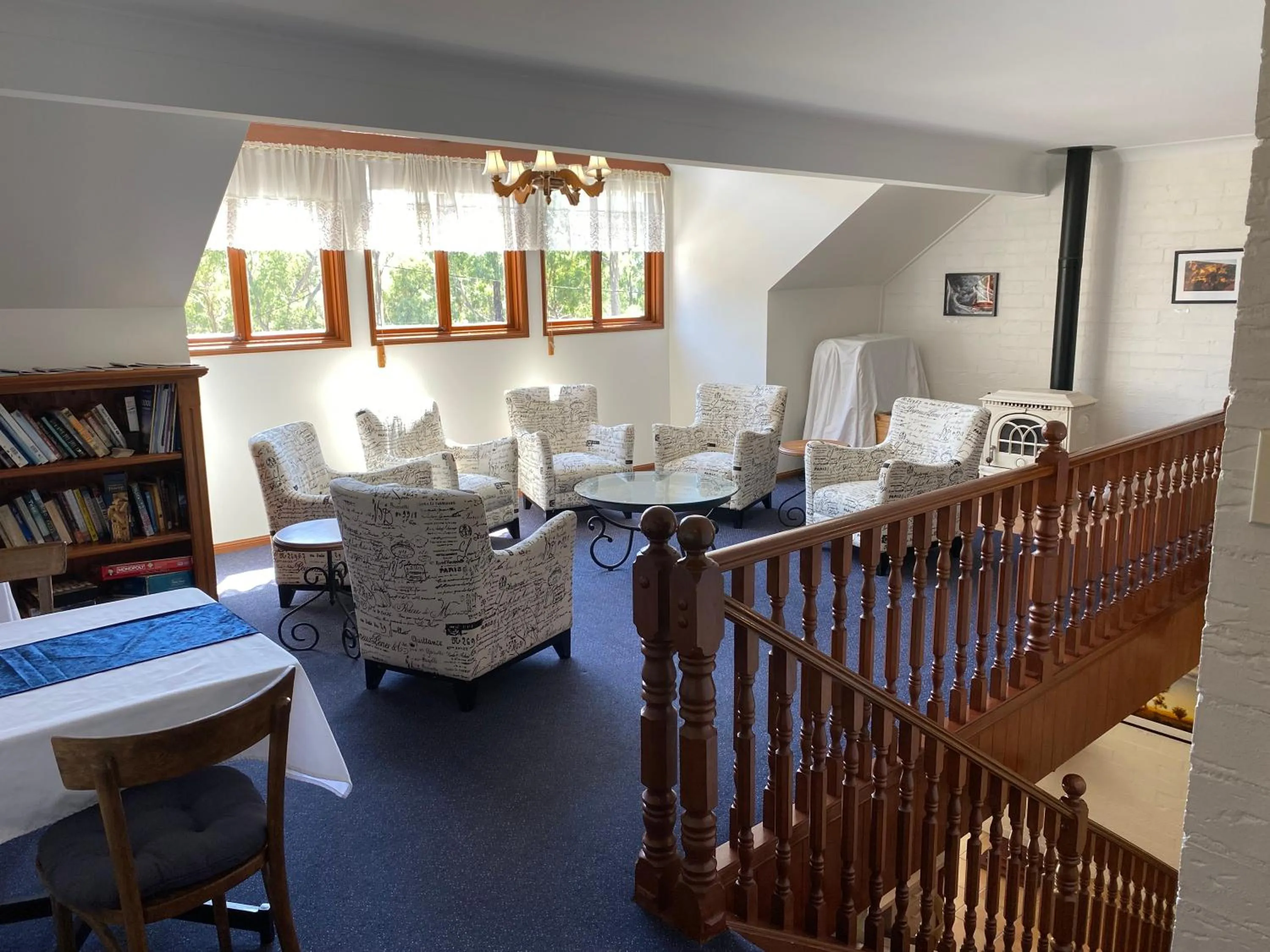 Communal lounge/ TV room in Girraween Country Inn