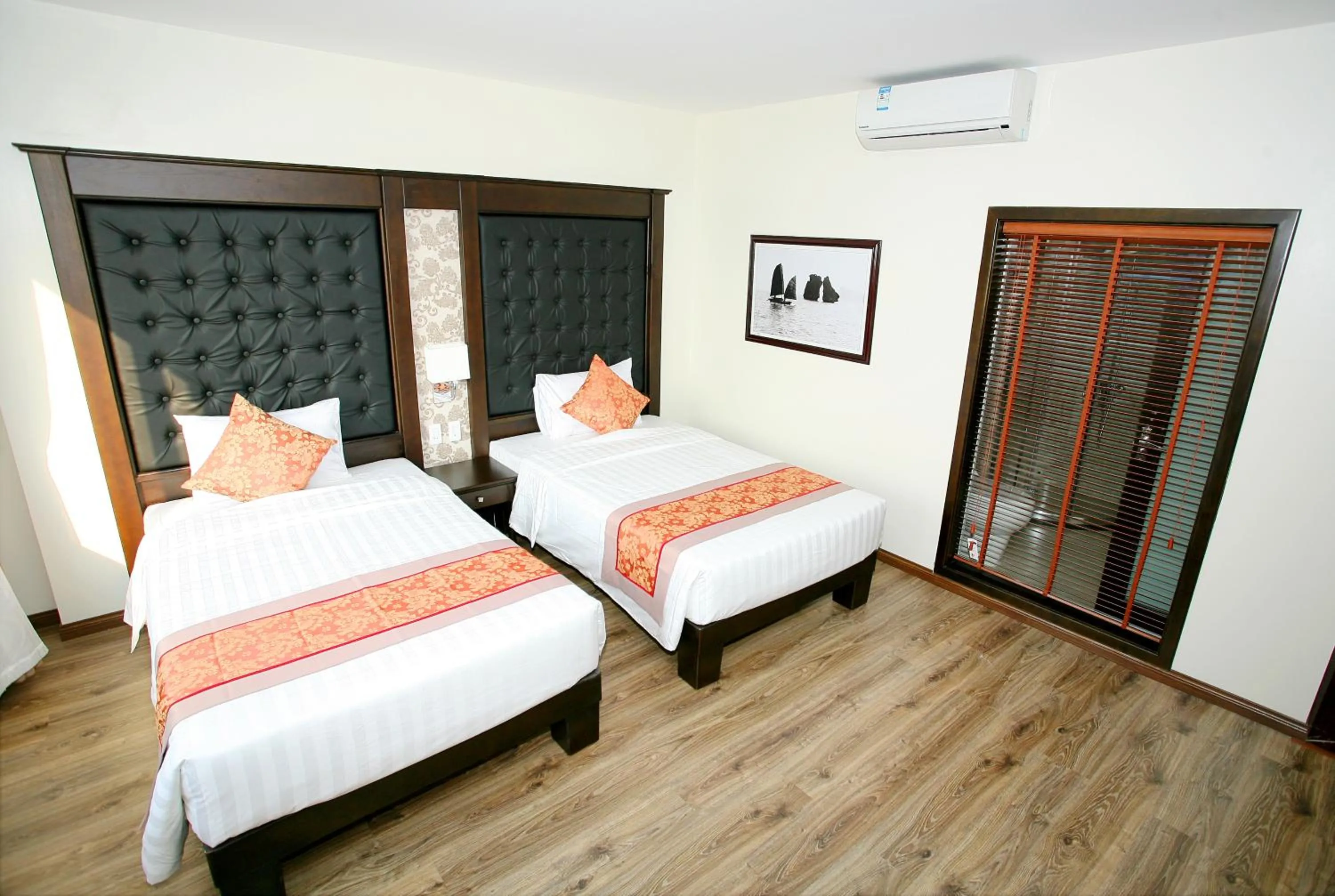 Property building, Bed in Ha Long Park Hotel