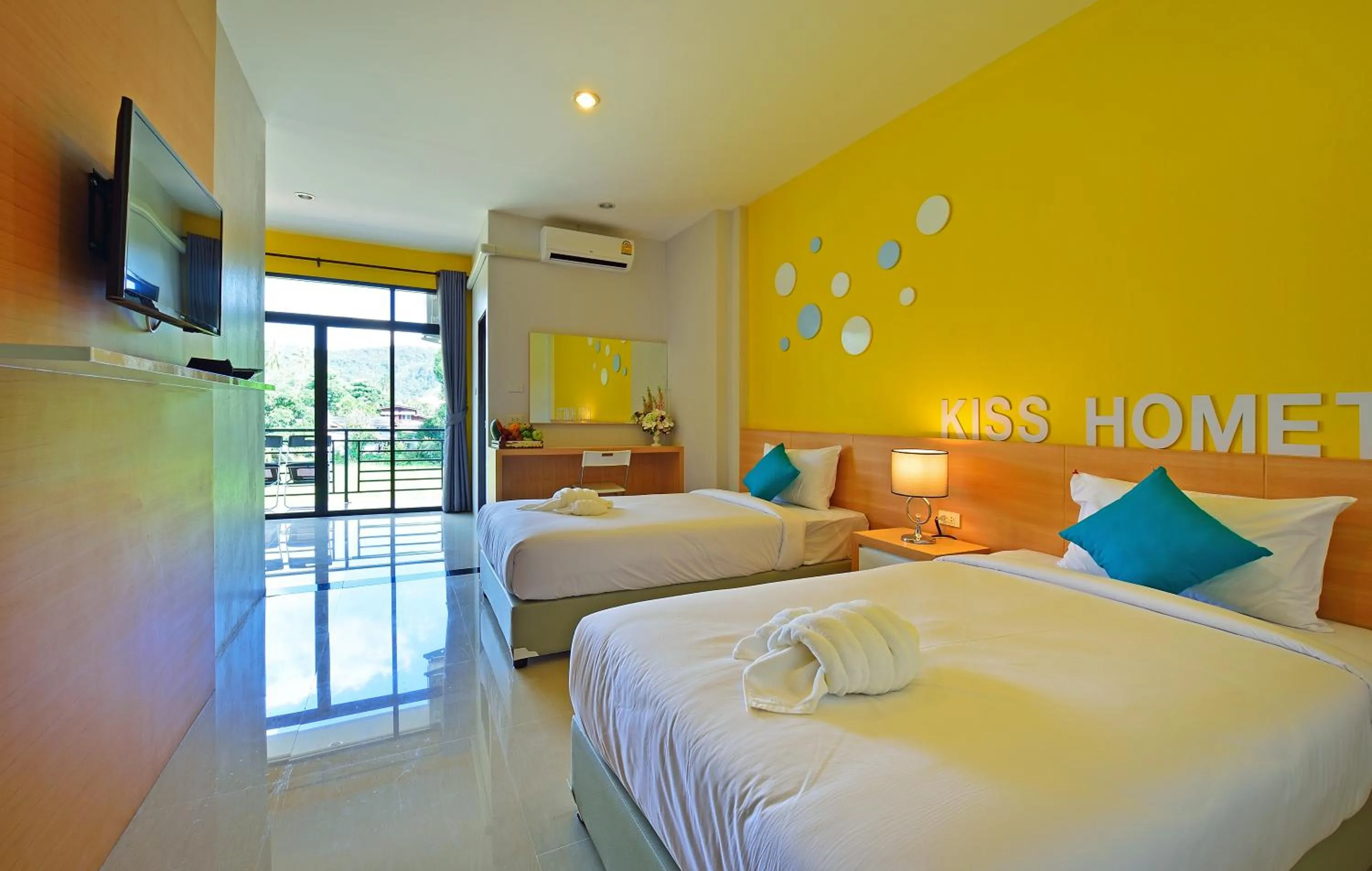 Photo of the whole room, Bed in Kiss Hometel