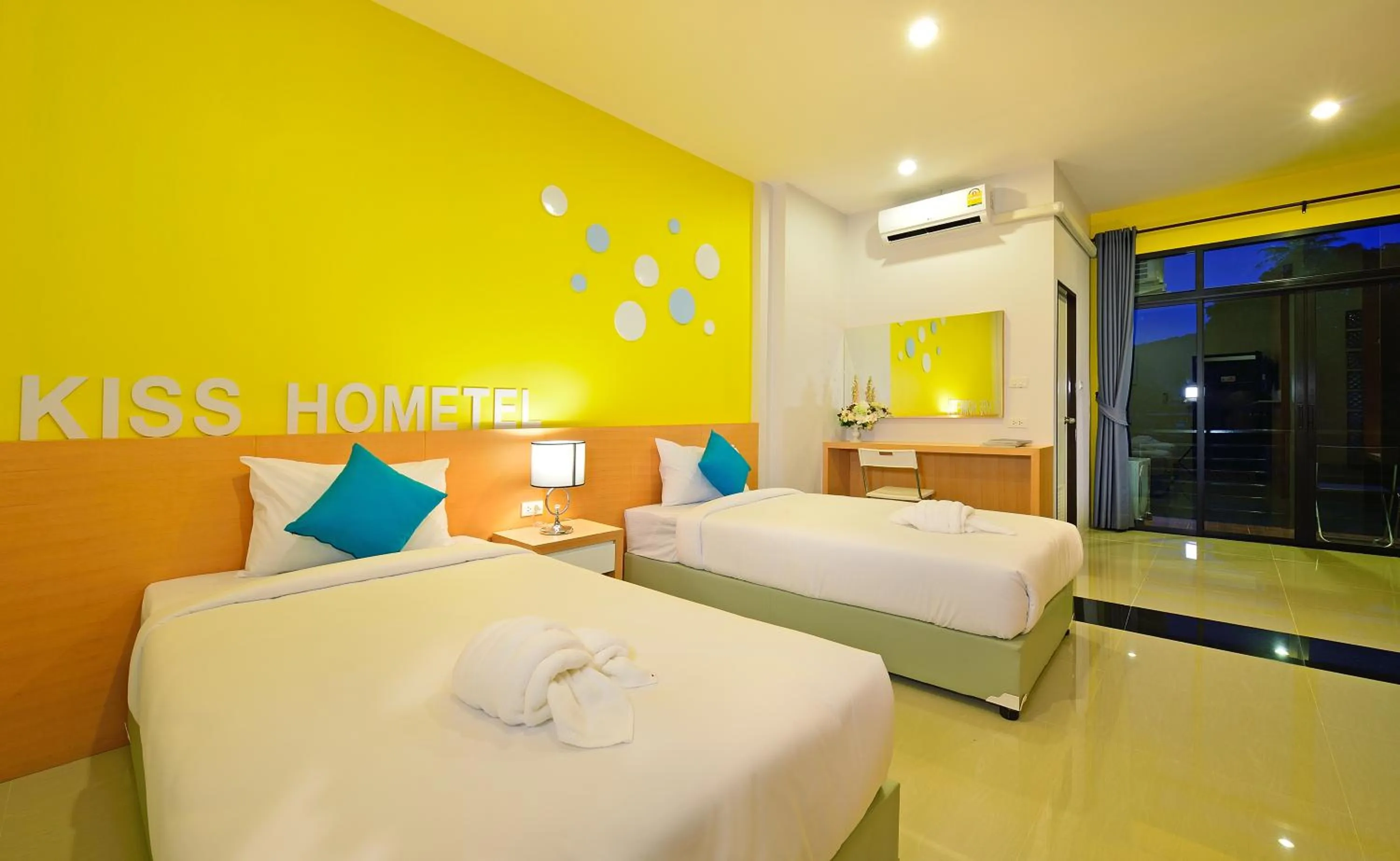 Balcony/Terrace, Bed in Kiss Hometel