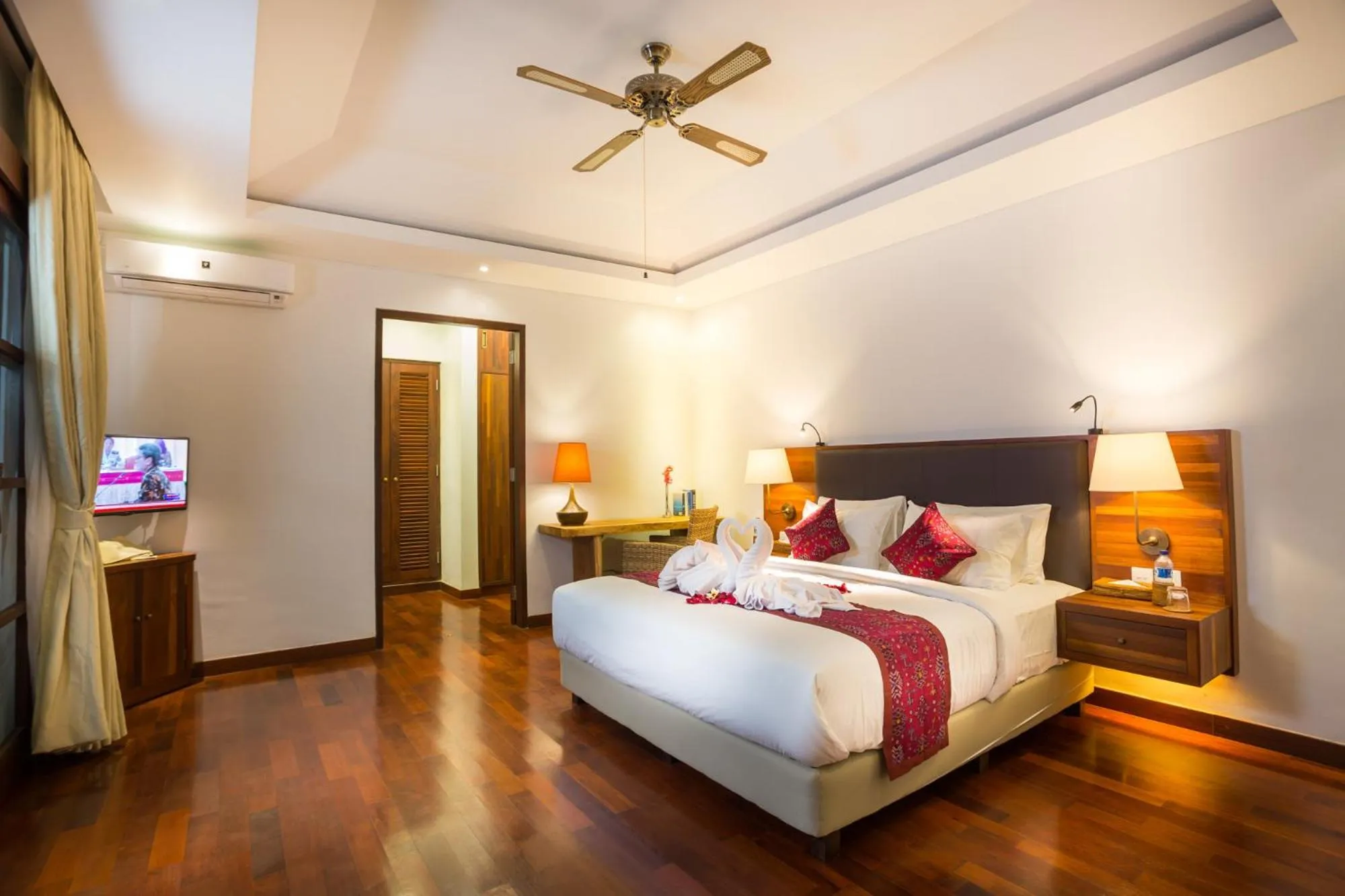 Photo of the whole room, Bed in La Bali Sanur