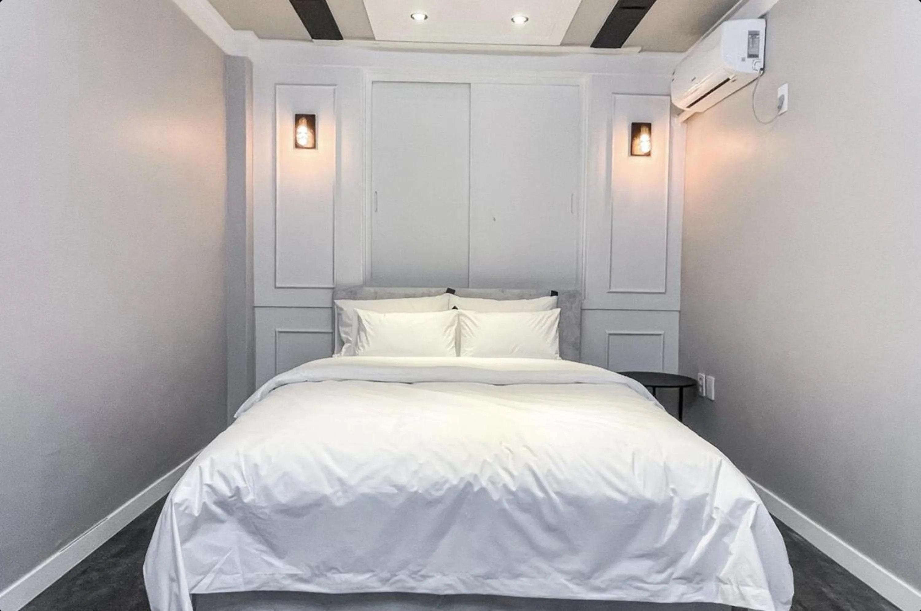 Bed in Gunsan Reborn Hotel