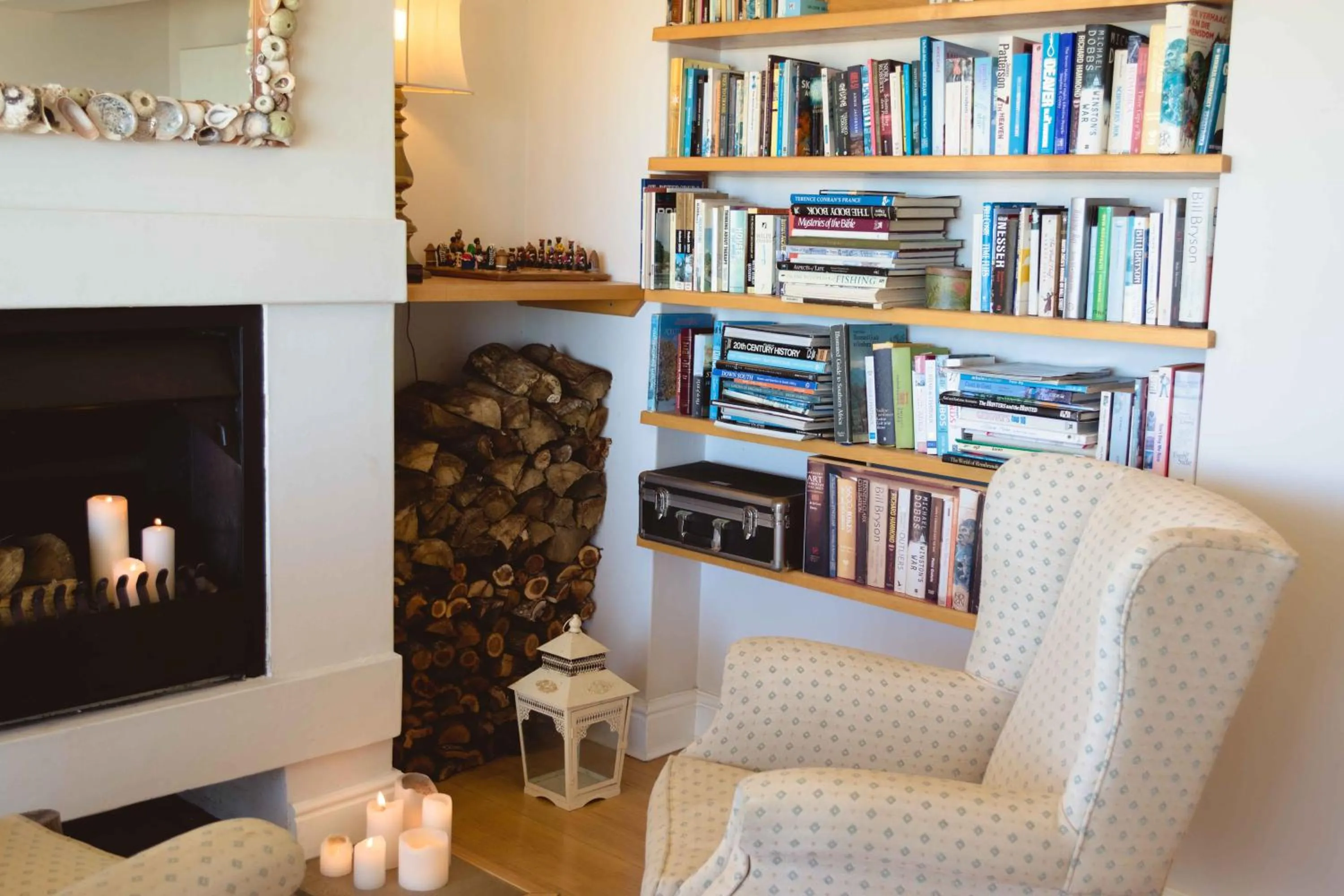 Library in 138 Marine Beachfront Guesthouse