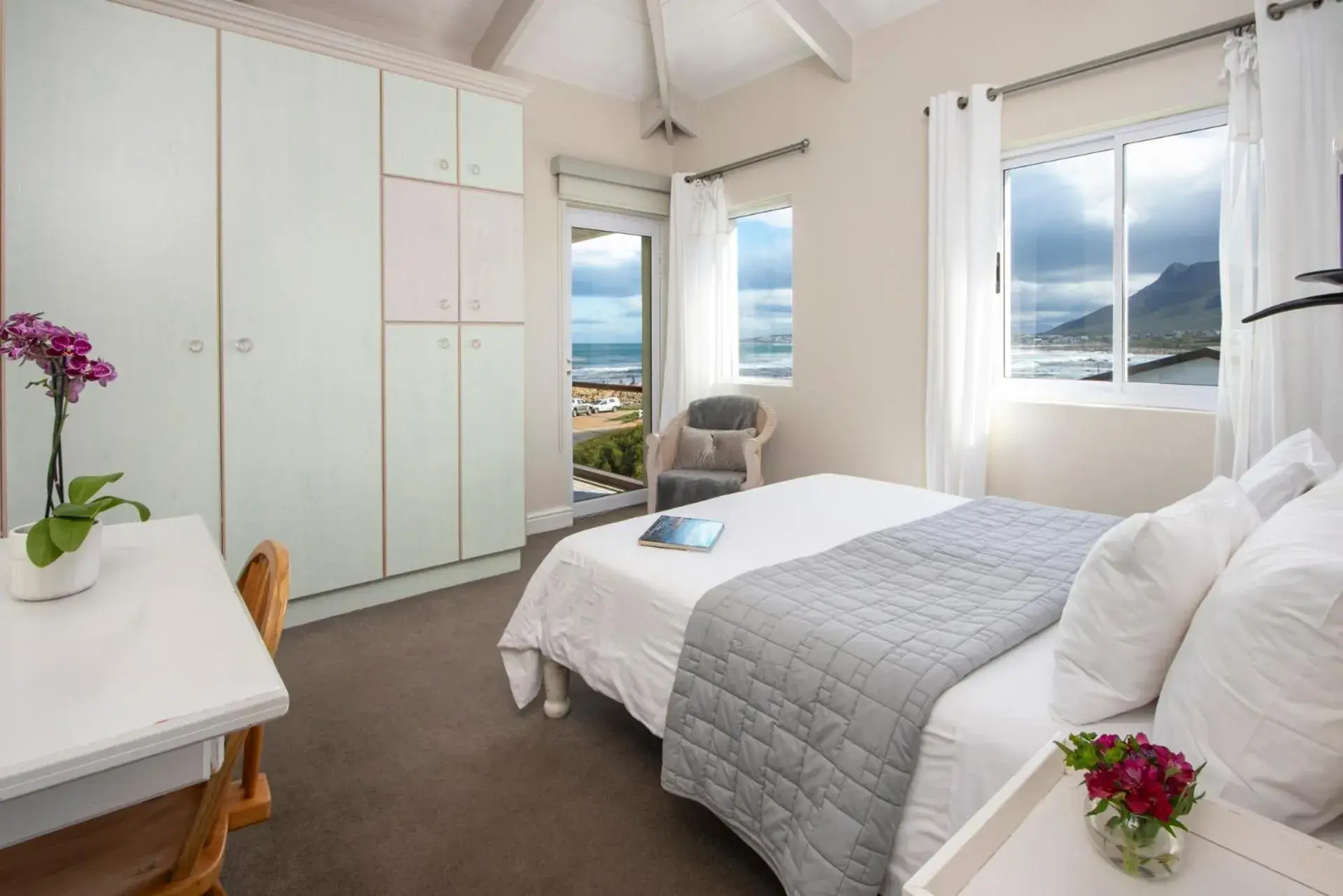 Deluxe Queen Room - single occupancy in 138 Marine Beachfront Guesthouse Deluxe Queen Room - single occupancy in 138 Marine Beachfront Guesthouse