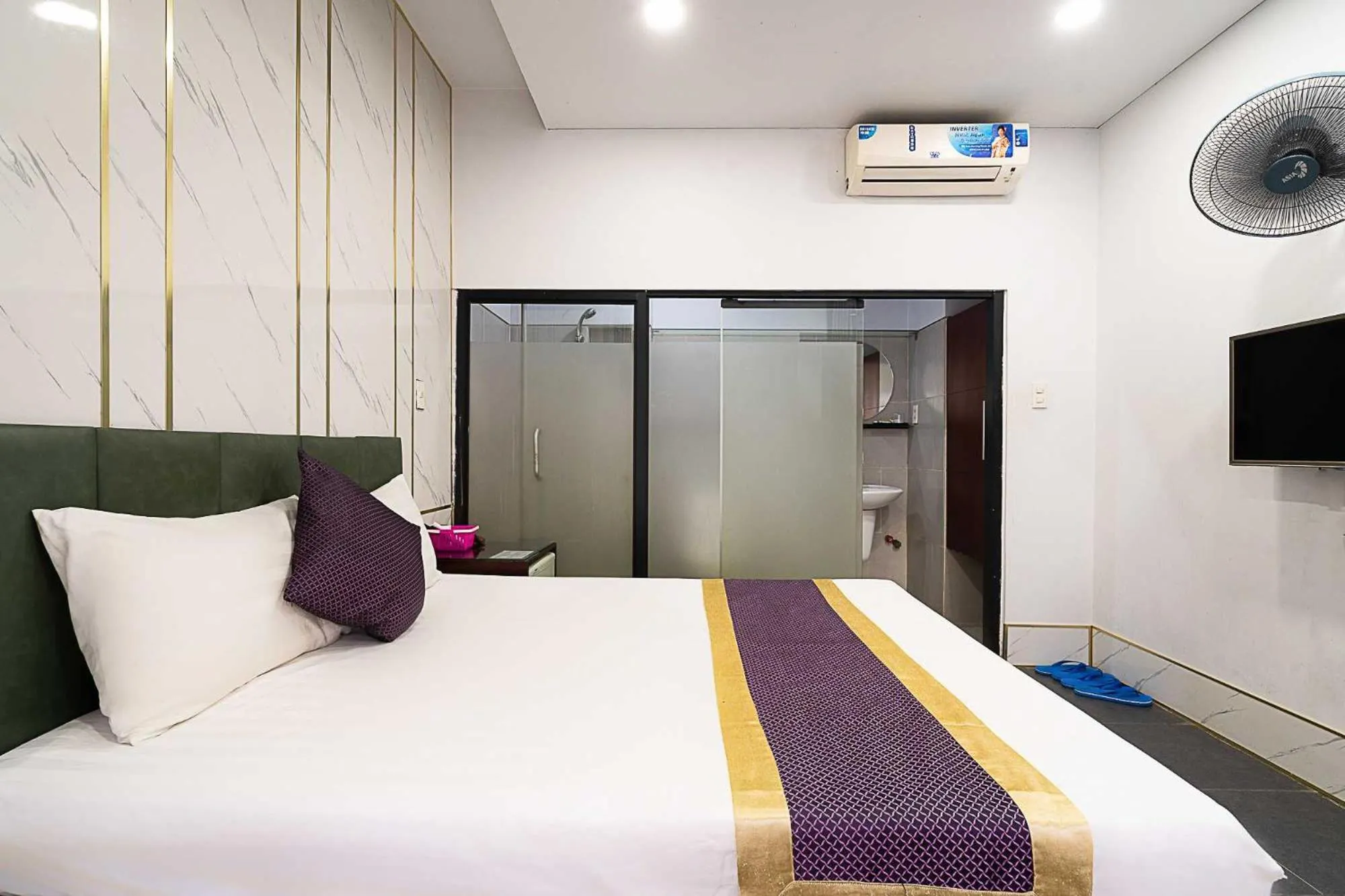 Bathroom, Bed in Collection O Duc Dat Hotel - Go Vap District