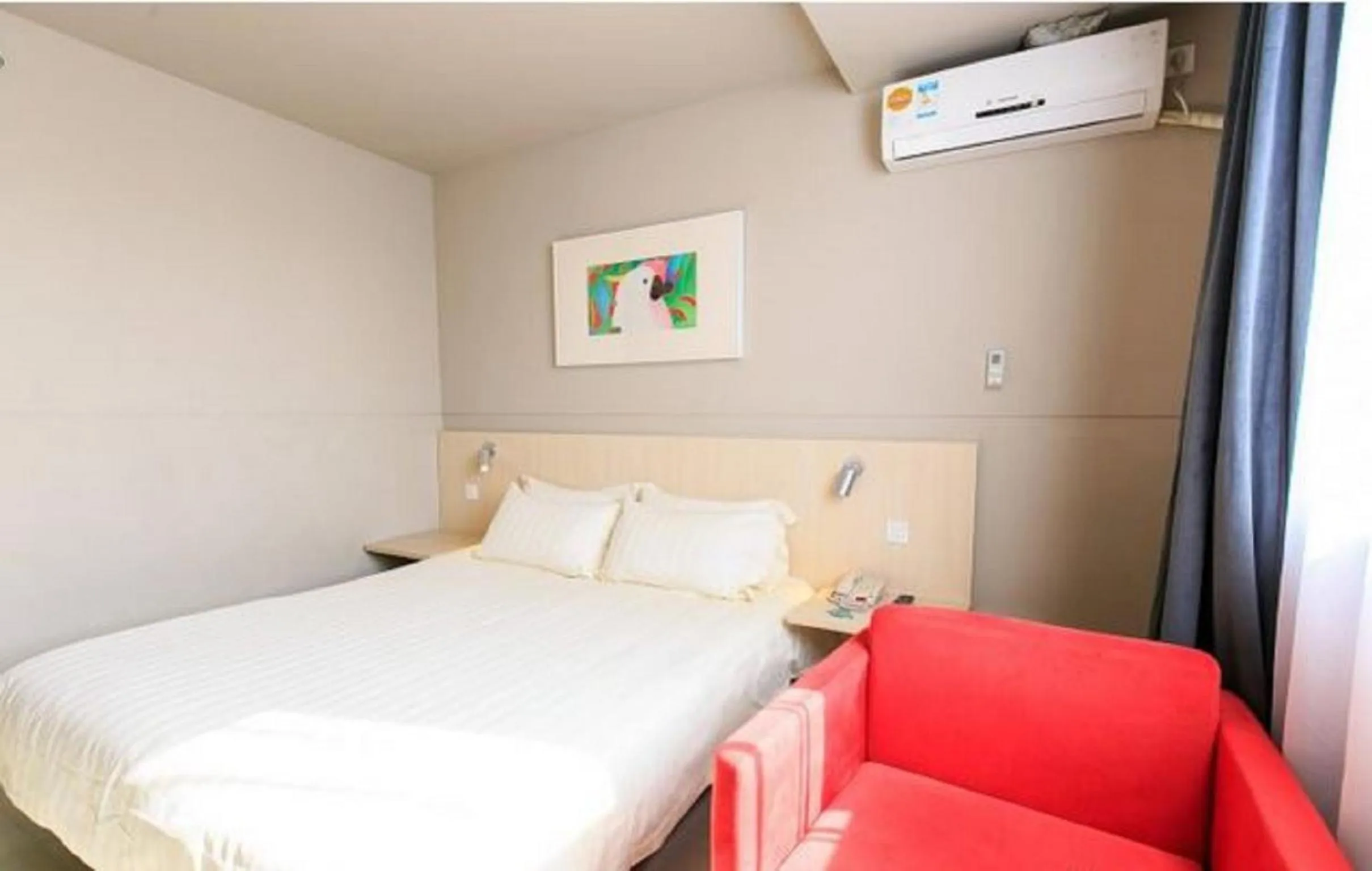 Bedroom, Bed in Jinjiang Inn Beihai Beibu Gulf Square