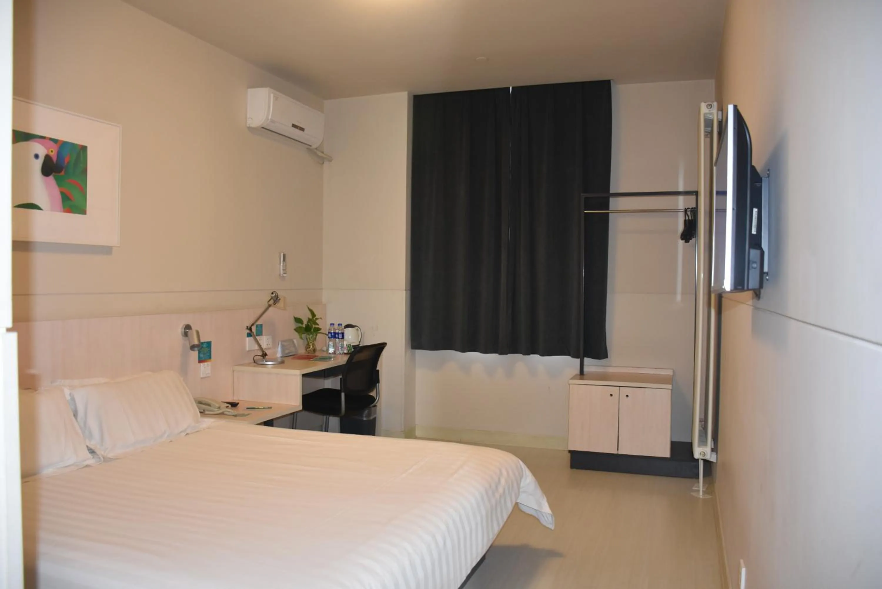 Photo of the whole room, Bed in Jinjiang Inn Beijing Fengtai East Avenue Railway Station