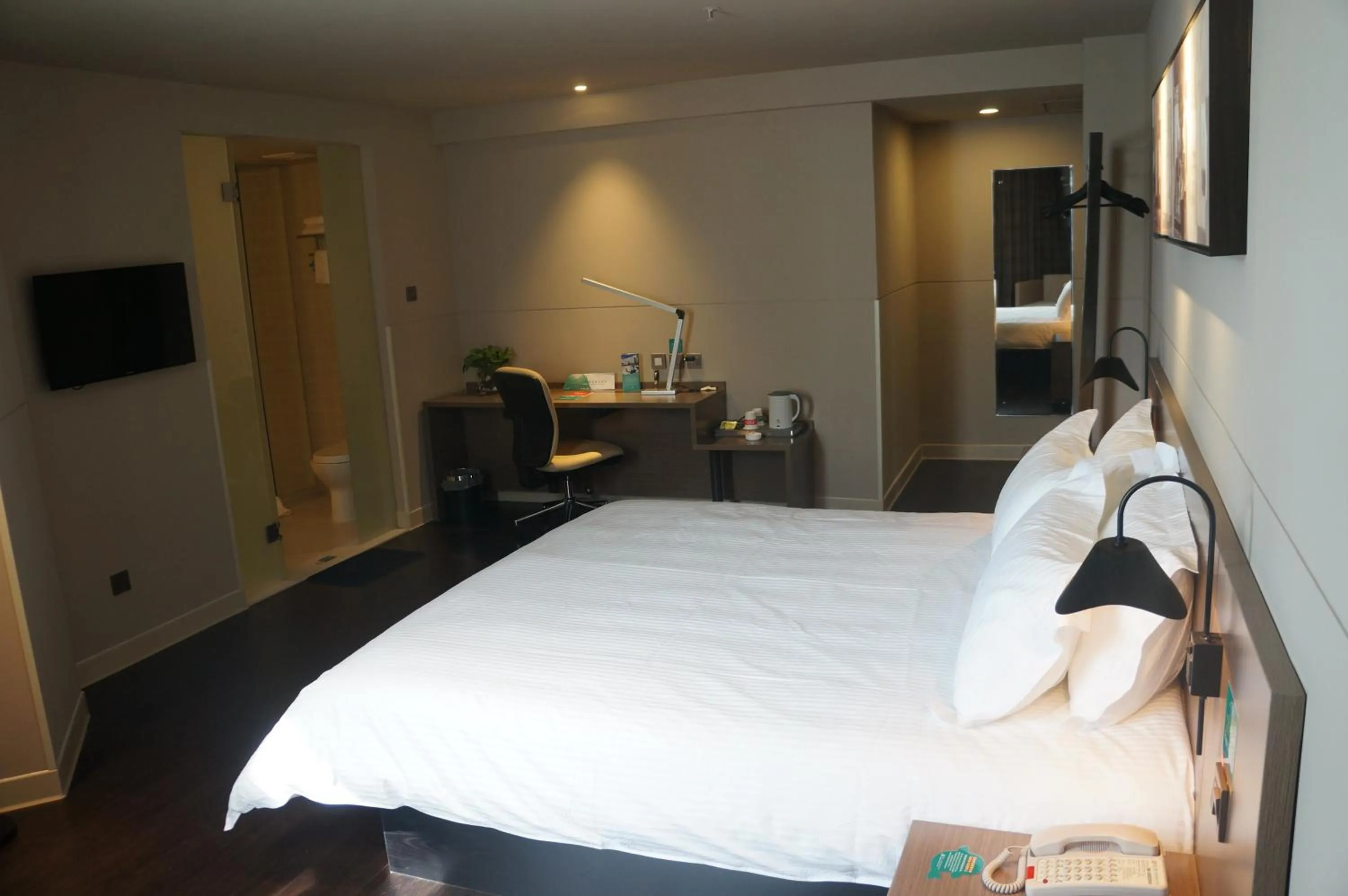 Bedroom, Bed in Jinjiang Inn Haikou Guomao Jinlong Road