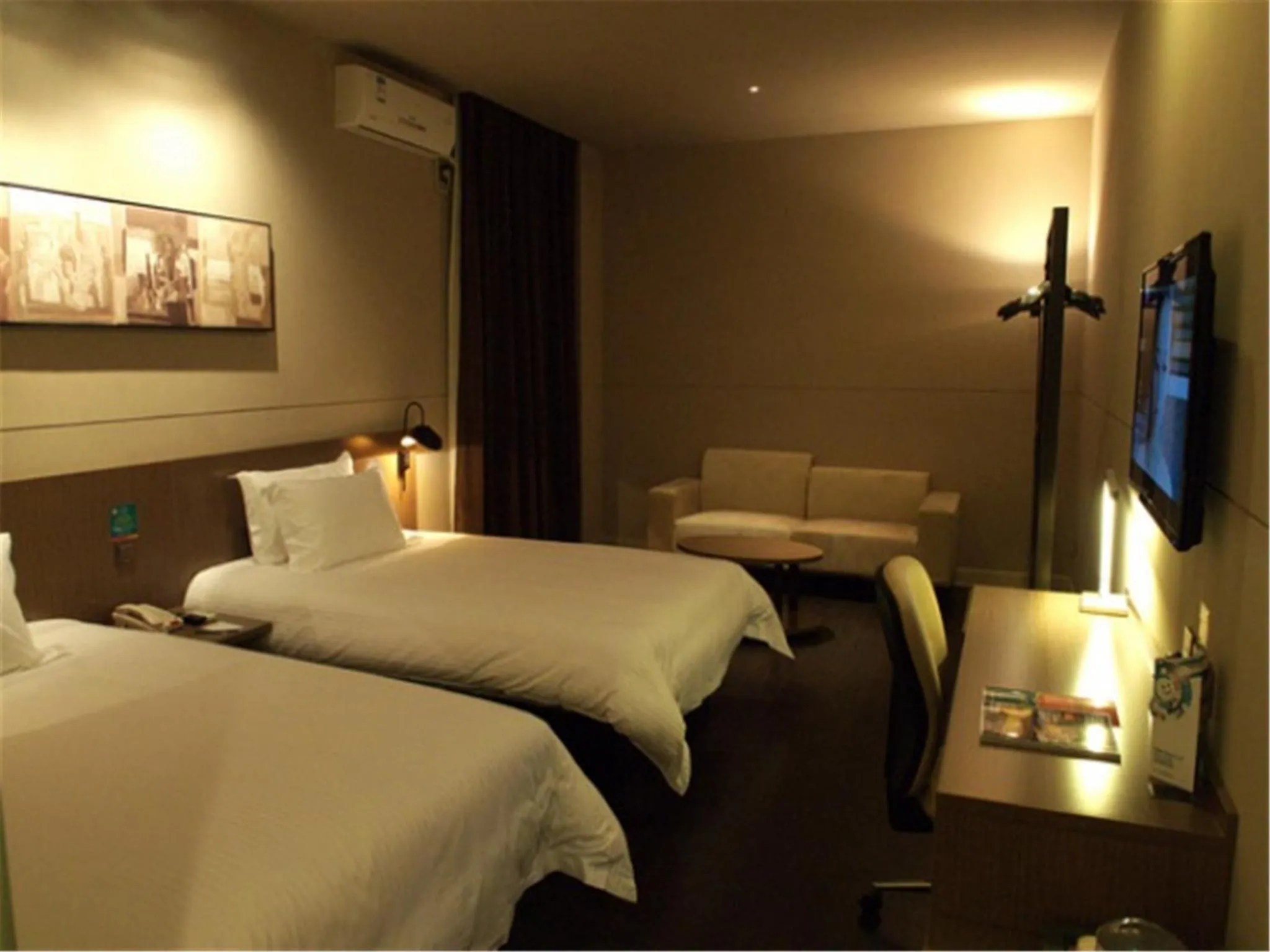 Photo of the whole room, Bed in Jinjiang Inn Xiamen Jimei University Guomao