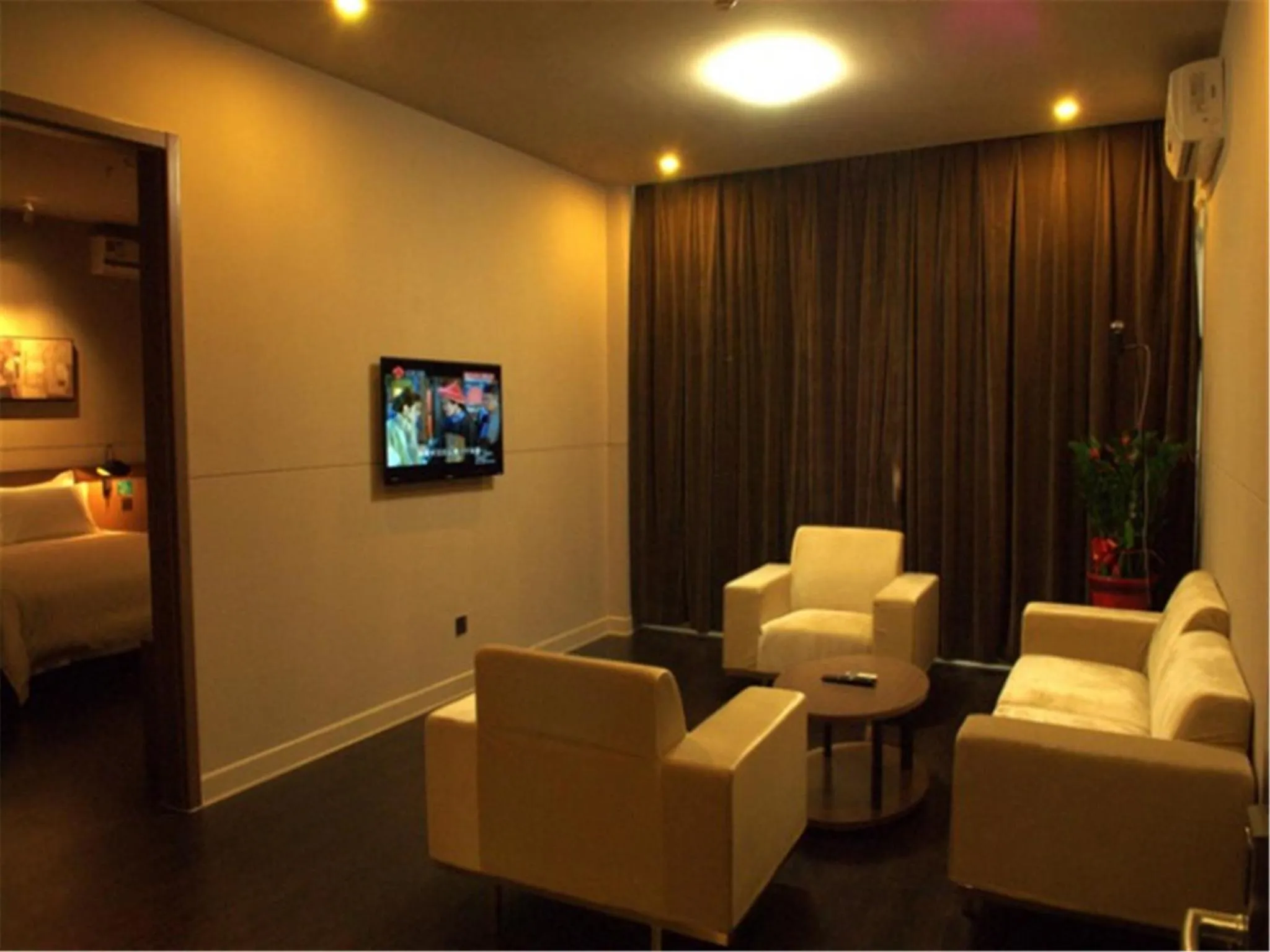 Living room, Bed in Jinjiang Inn Xiamen Jimei University Guomao