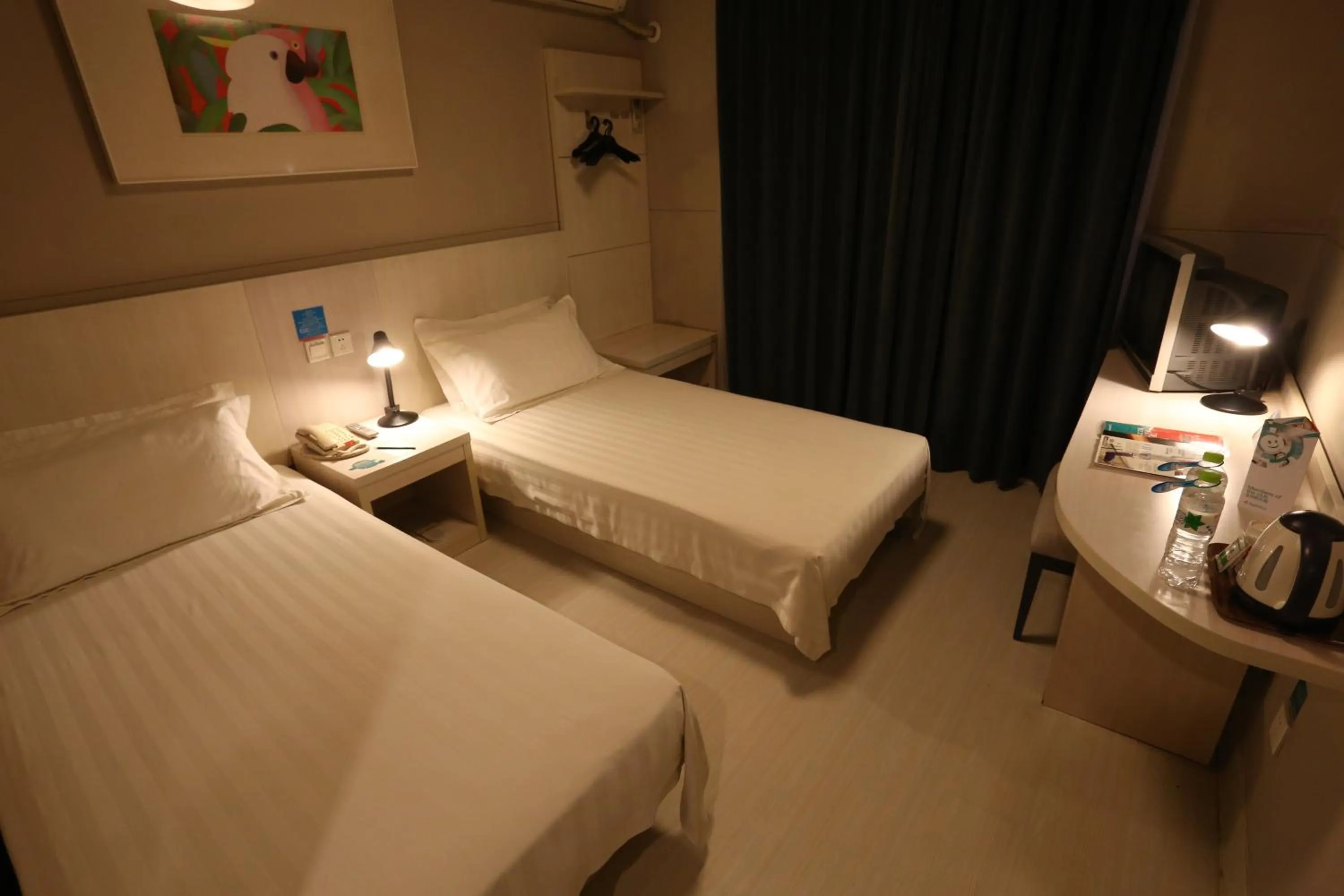 Photo of the whole room, Bed in Jinjiang Inn Wuhan Optical Valley Finance Habour